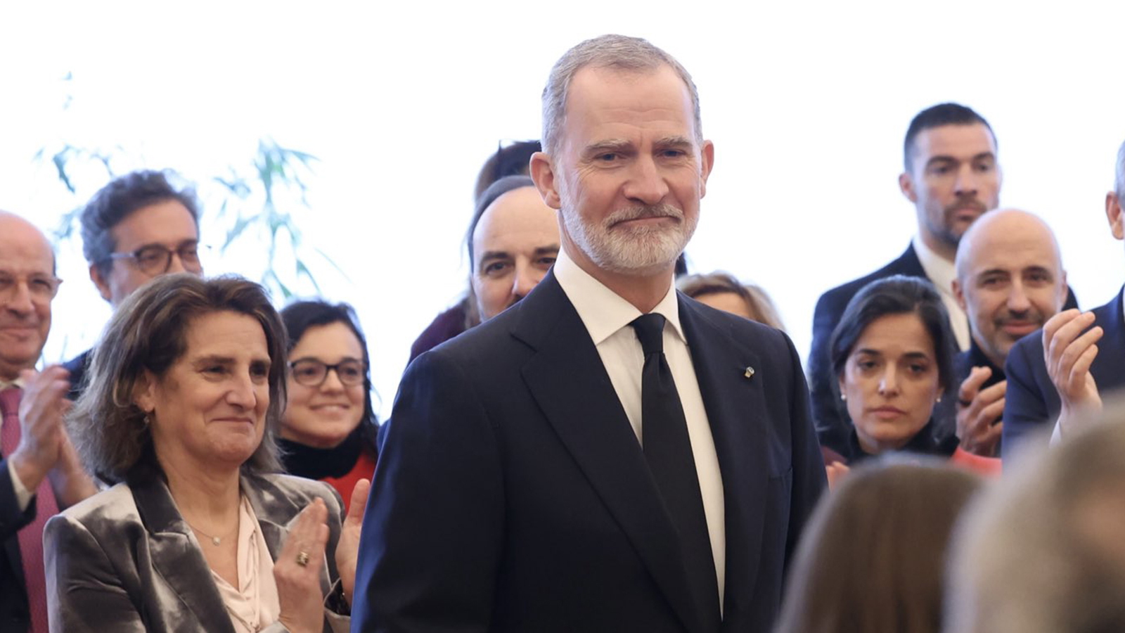 El Rey, junto al personal español del Parlamento Europeo, en la sede de Estrasburgo, tras intervenir en la Sesión Plenaria del Parlamento Europeo con motivo del 40.º aniversario de la adhesión de España y Portugal a la UE. - Casa Real