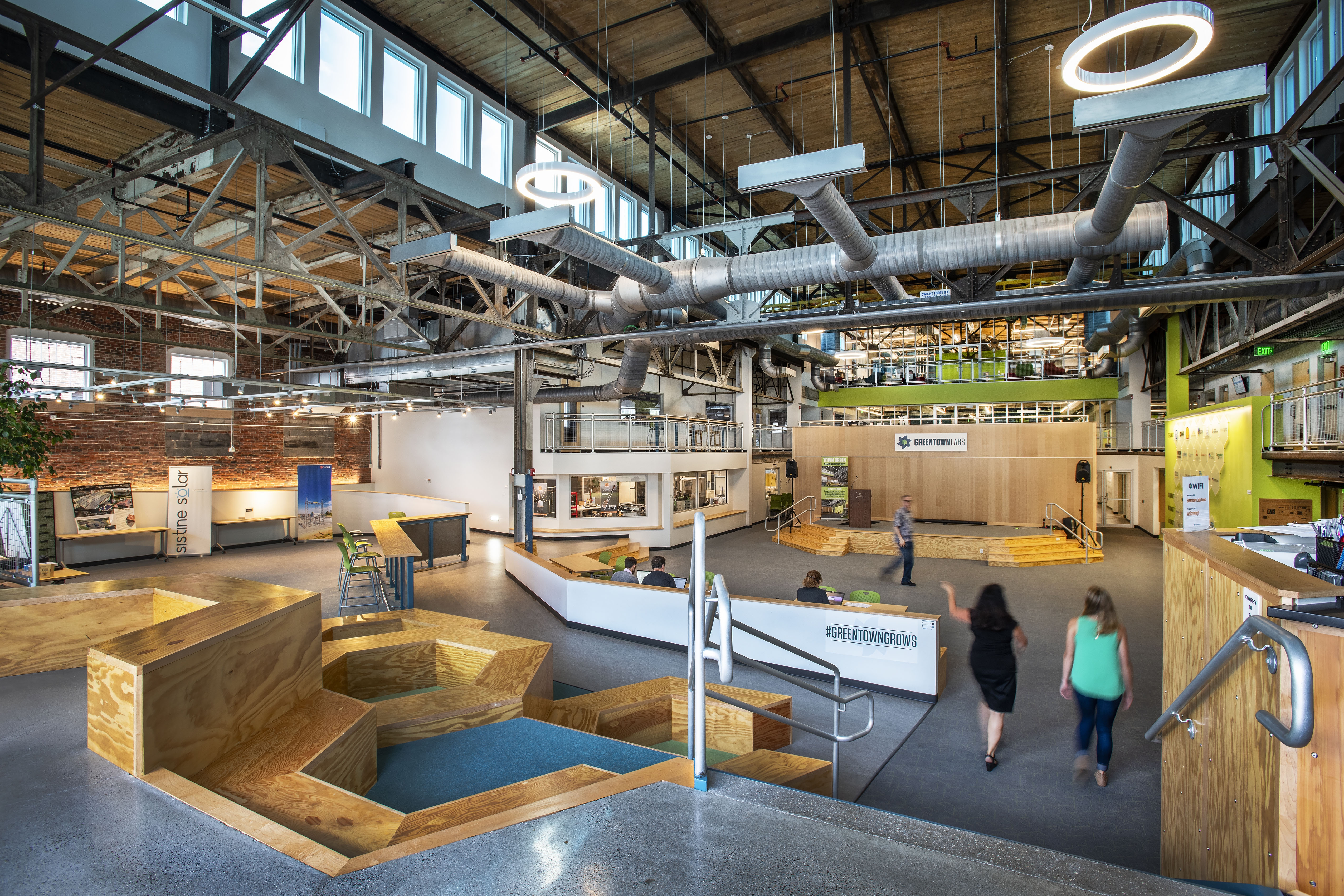 Imagen: Greentown Labs /></p><h3>Greentown ha anunciado recientemente asociaciones significativas con MassChallenge, Energytech Nexus y Shoreless. ¿Podría explicar cómo se complementan estas iniciativas? ¿Cómo espera que la plataforma de IA de Energytech Nexus y las capacidades del nuevo Laboratorio de IA transformen la forma en que las startups acceden al capital y optimizan sus cadenas de suministro?</h3>
<p>Creemos en llegar más lejos, más rápido, juntos. Colaborando con otras organizaciones de apoyo a emprendedores y con empresas que pueden ofrecer herramientas críticas a nuestras startups, somos capaces de acelerar las innovaciones que se construyen en Greentown.</p>
<p>Energytech Nexus ha abierto una plataforma de inversores, <a href=