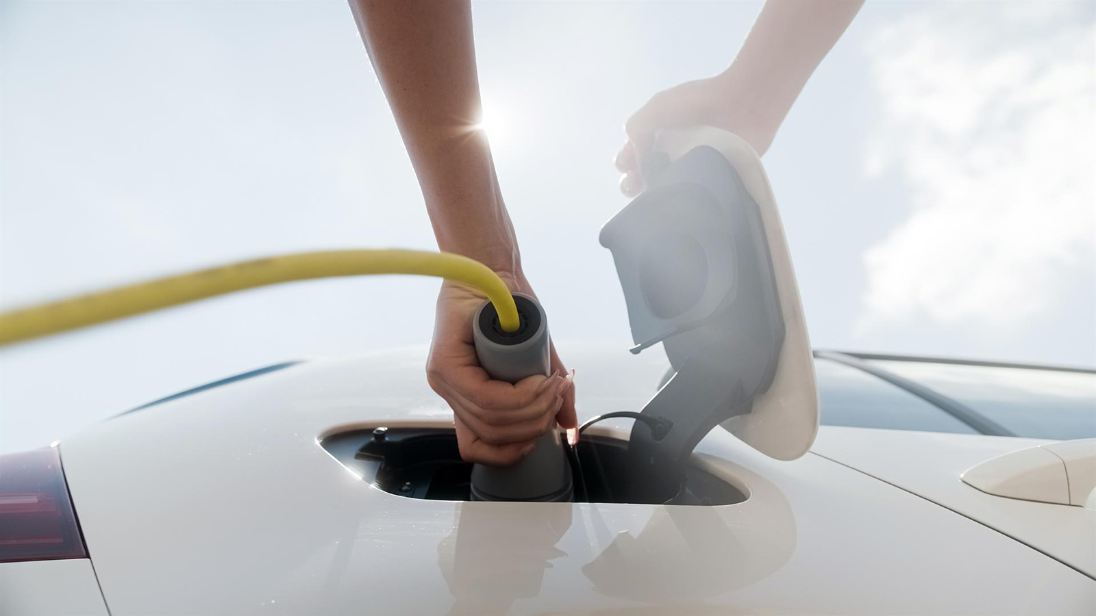 Una persona carga un vehículo eléctrico. - Europa Press /></p><p>La respuesta ya no depende tanto de un “precio mágico” de la gasolina como de tu perfil de uso y de recarga. Con el combustible en una banda de 1,70–1,90 €/l y una luz media de 0,15 €/kWh, un conductor que haga en torno a 15.000–20.000 km anuales, con opción de recarga doméstica en horario razonable, se sitúa <strong>en un escenario donde el coche eléctrico no solo contamina menos en uso</strong>, sino que le ahorra varios cientos de euros al año, incluso sin considerar ayudas puntuales.</p>
<p>Para quien apenas use el coche o no tenga acceso a un enchufe propio, el salto a un eléctrico puede seguir siendo más una apuesta de futuro y de confort que un movimiento de ahorro inmediato, sobre todo si hay que asumir un sobrecoste inicial elevado. En cambio, si tus desplazamientos anuales son altos y la gasolina sigue acercándose peligrosamente a los 2 €/l o más, <strong>el eléctrico deja de ser una cuestión de “convicción” para convertirse, sencillamente, en una calculadora</strong>: cada depósito que no llenas es un poco más de amortización ganada.</p></div></body></html>