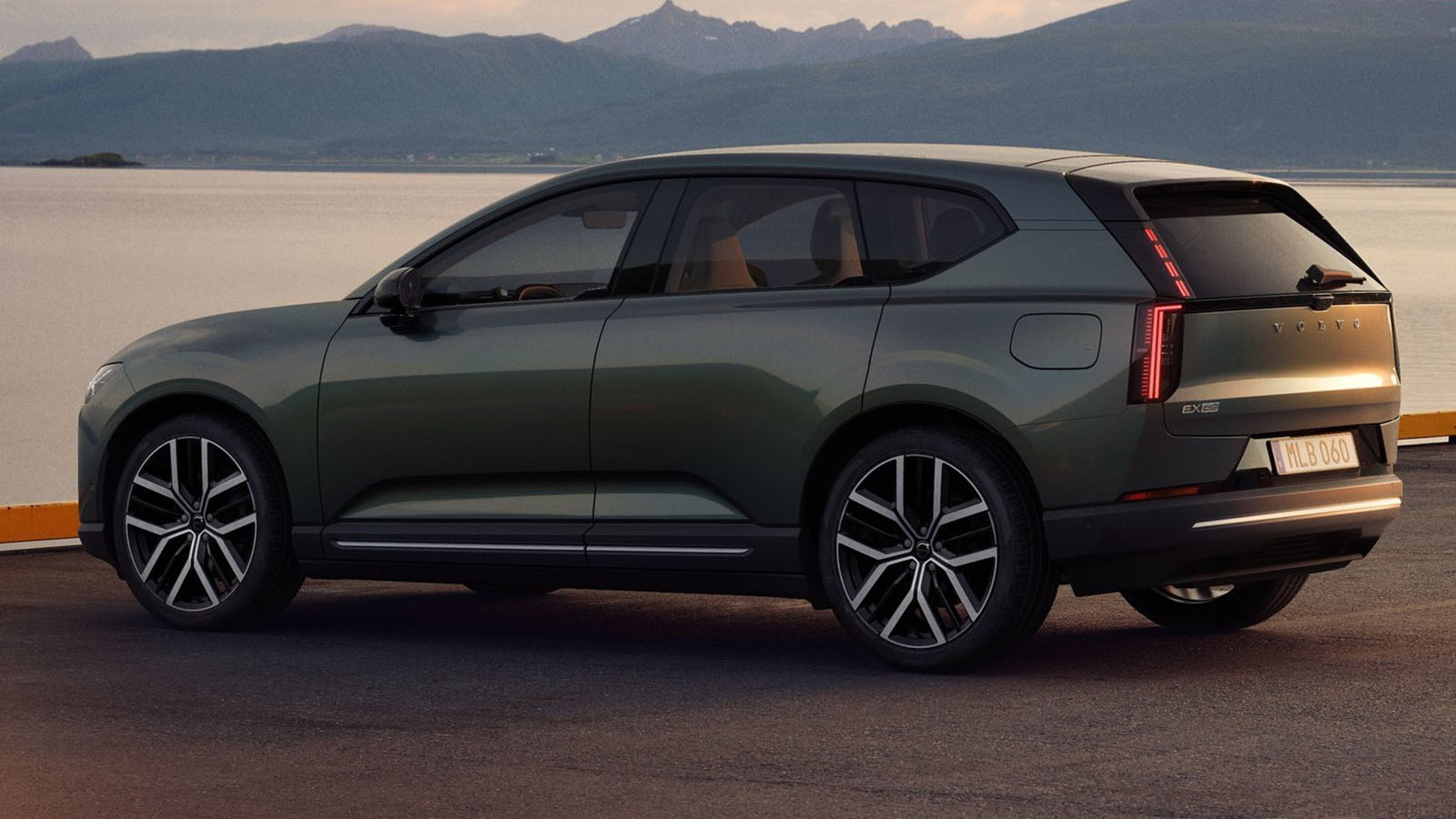 Tiene unas dimensiones similares a las del XC60  - Volvo /></p><p>En lo estético, el EX60 no rompe con el lenguaje de Volvo, pero sí lo afina para la era eléctrica: frontal bajo, techo ligeramente descendente y laterales muy trabajados para lograr un <strong>coeficiente aerodinámico de 0,26,</strong> una cifra muy competitiva para un SUV de este tamaño. Esa aerodinámica es parte esencial de esos más de 800 km de autonomía, junto con unas llantas diseñadas para reducir turbulencias y un sistema de gestión térmica de batería y motores optimizado.</p>
<blockquote><p>Relacionado:</p><p><a href=