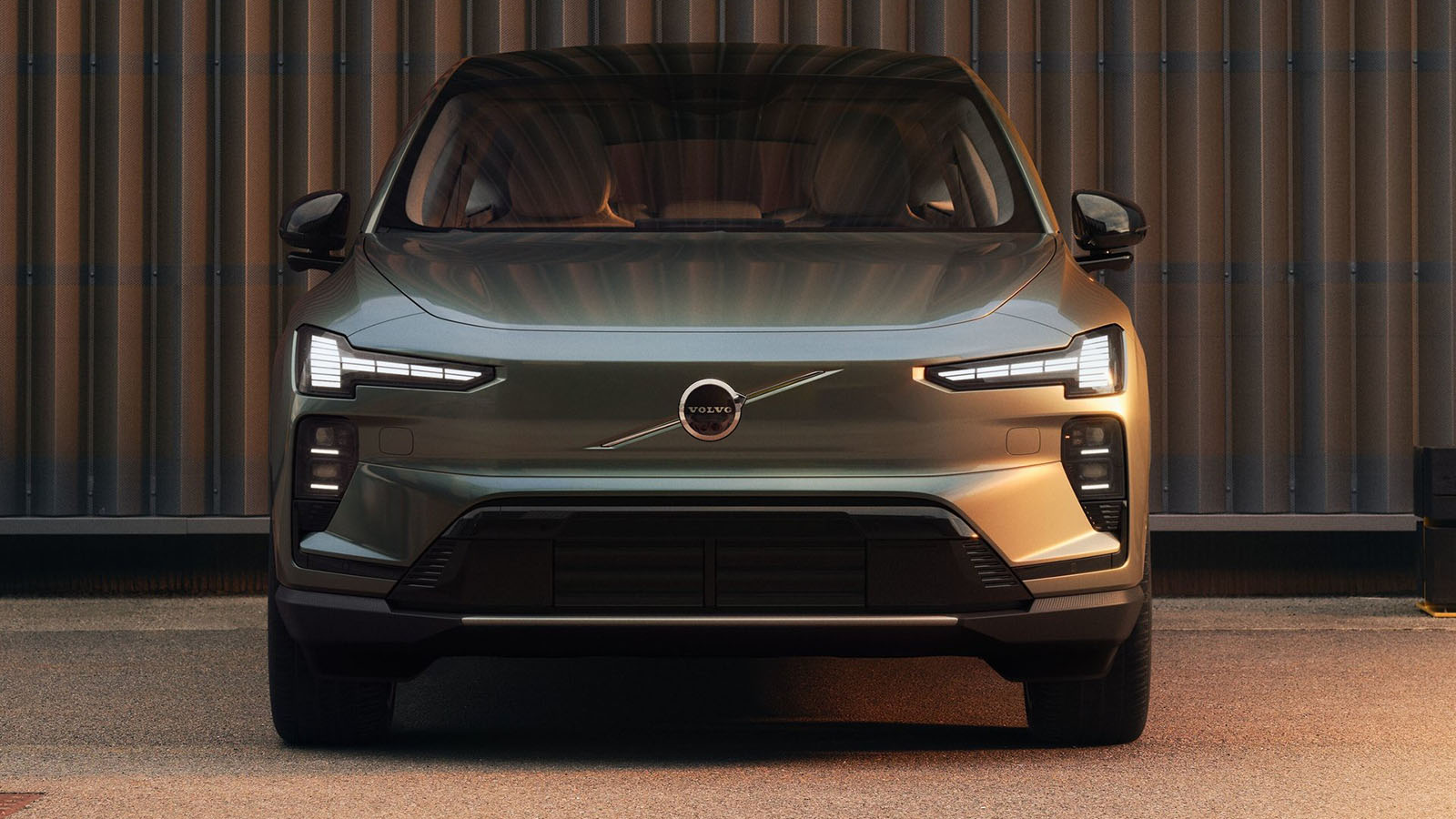 El frontal es puramente made in Volvo - Volvo /></p><p>Bajo la carrocería, el EX60 estrena la plataforma SPA3 y toda la nueva generación de hardware de Volvo: motores eléctricos de desarrollo propio, baterías de nuevo diseño y soluciones de fabricación como la <strong>mega fundición y la integración “cell‑to‑body”</strong>, que une de forma estructural el paquete de baterías con la carrocería. Esta combinación permite recortar peso, mejorar la eficiencia y reducir costes industriales, un punto clave para hacer competitivo el precio frente a las marcas chinas que ya empujan fuerte en Europa.</p>
<p>La marca asegura que el <strong>EX60 iguala la huella de carbono del <a href=