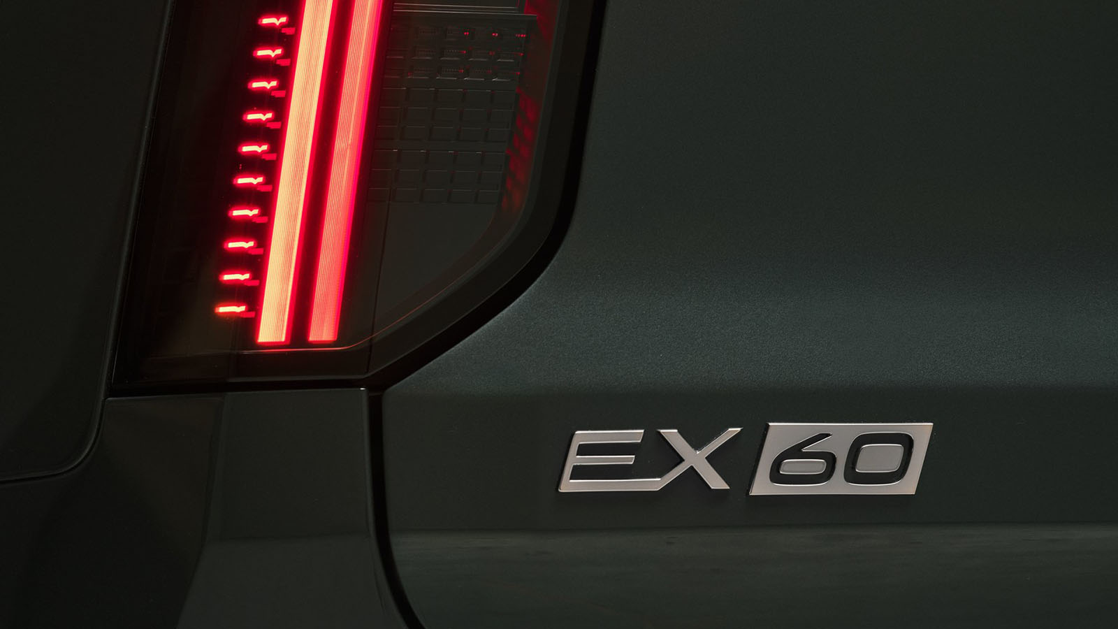 Las primeras unidades llegarán en verano.  - Volvo /></p><p>En España, el EX60 parte de <strong>64.900 euros para la versión P6, con escalones de precio para las variantes de tracción total P10 y P12, que se situarán en la franja alta de los 70.000 euros según equipamiento</strong>. Esto lo coloca frente a propuestas como <a href=