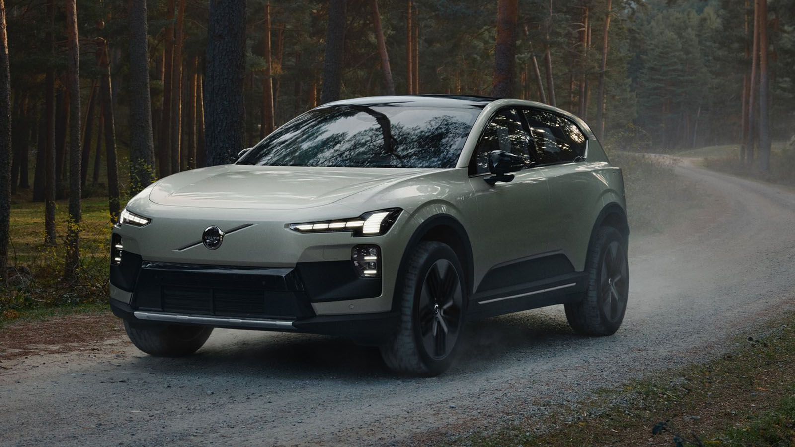 También habrá una versión Cross Country con un aspecto más aventurero.  - Volvo /></p><p>Más adelante se incorporará la variante <strong>EX60 Cross Country, con 40 mm extra de altura libre al suelo</strong> (combinando elevación fija y suspensión regulable), protecciones adicionales en los bajos, pasos de rueda ensanchados y un acabado específico con tonos como el Frost Green, asociada exclusivamente a las variantes P10 y P12 de tracción total.</p></div></body></html>