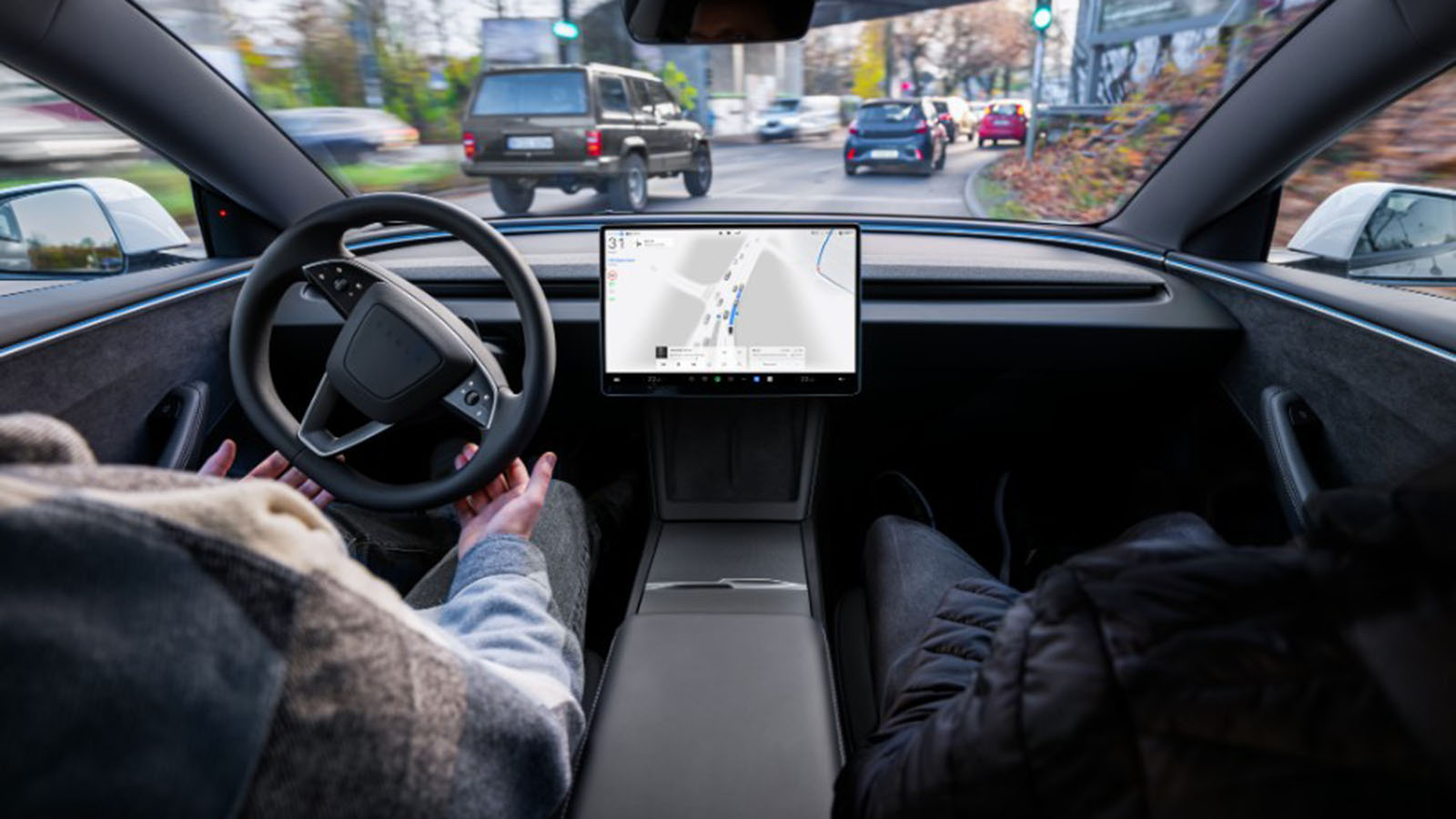 En este FSD, el conductor ha de estar 'presente'. - Tesla /></p><p>De hecho, Tesla da el primer paso para traer su FSD a Europa con <strong>una gira de demostraciones en España</strong> que combina promesa tecnológica, presión regulatoria y un historial de polémicas difícil de obviar. La llegada oficial a nuestro país se produce después de un primer capítulo polémico. En el verano de 2025, Tesla probó el sistema en Madrid <strong>sin contar con los permisos específicos del Ayuntamiento</strong>, lo que llevó a las autoridades a pedir explicaciones y a recordar la necesidad de marcos de prueba controlados.</p>
<blockquote><p>Relacionado:</p><p><a href=