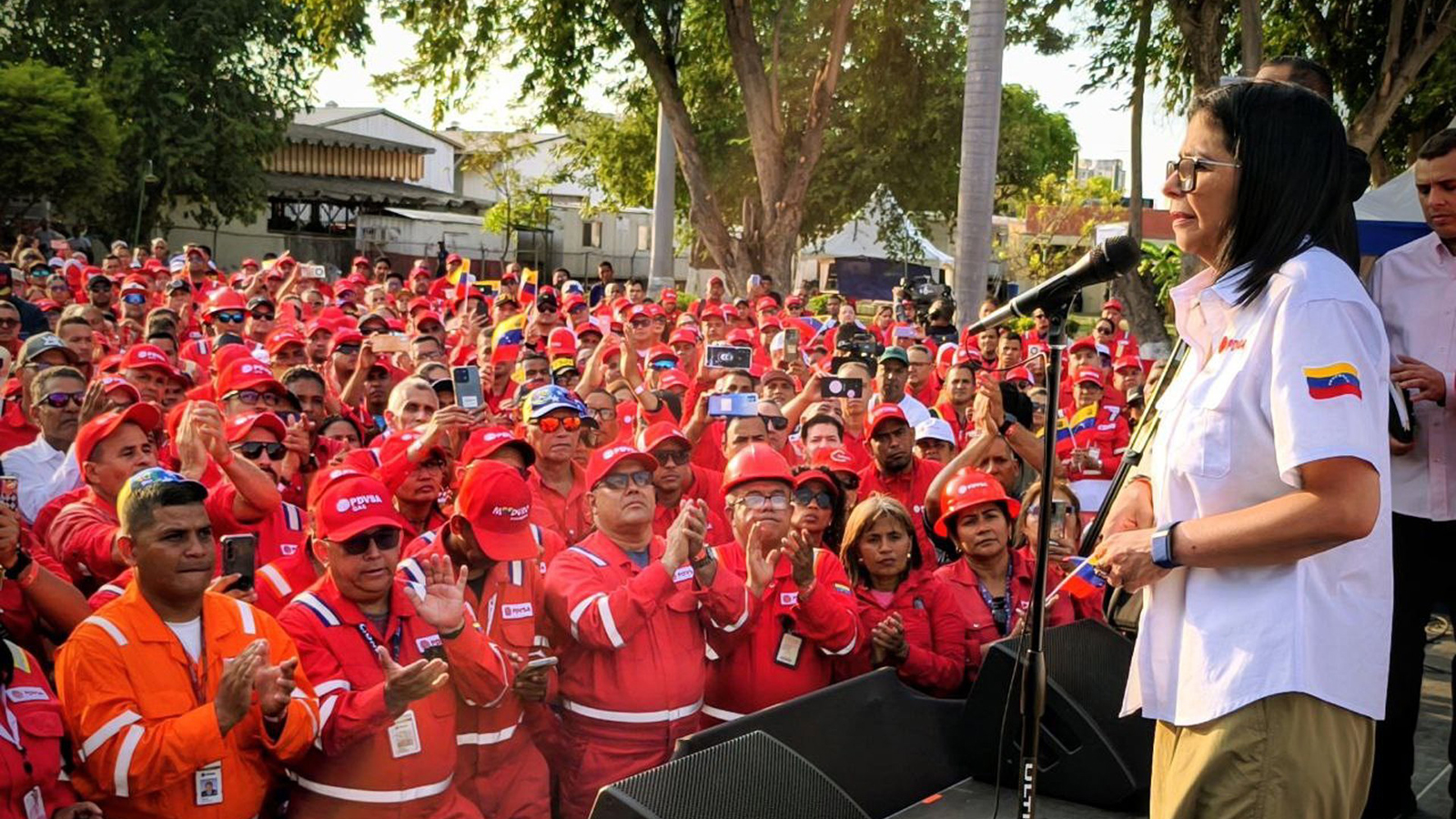 Venezuela deja de lado el modelo estatista para recuperar su potente industria petrolera