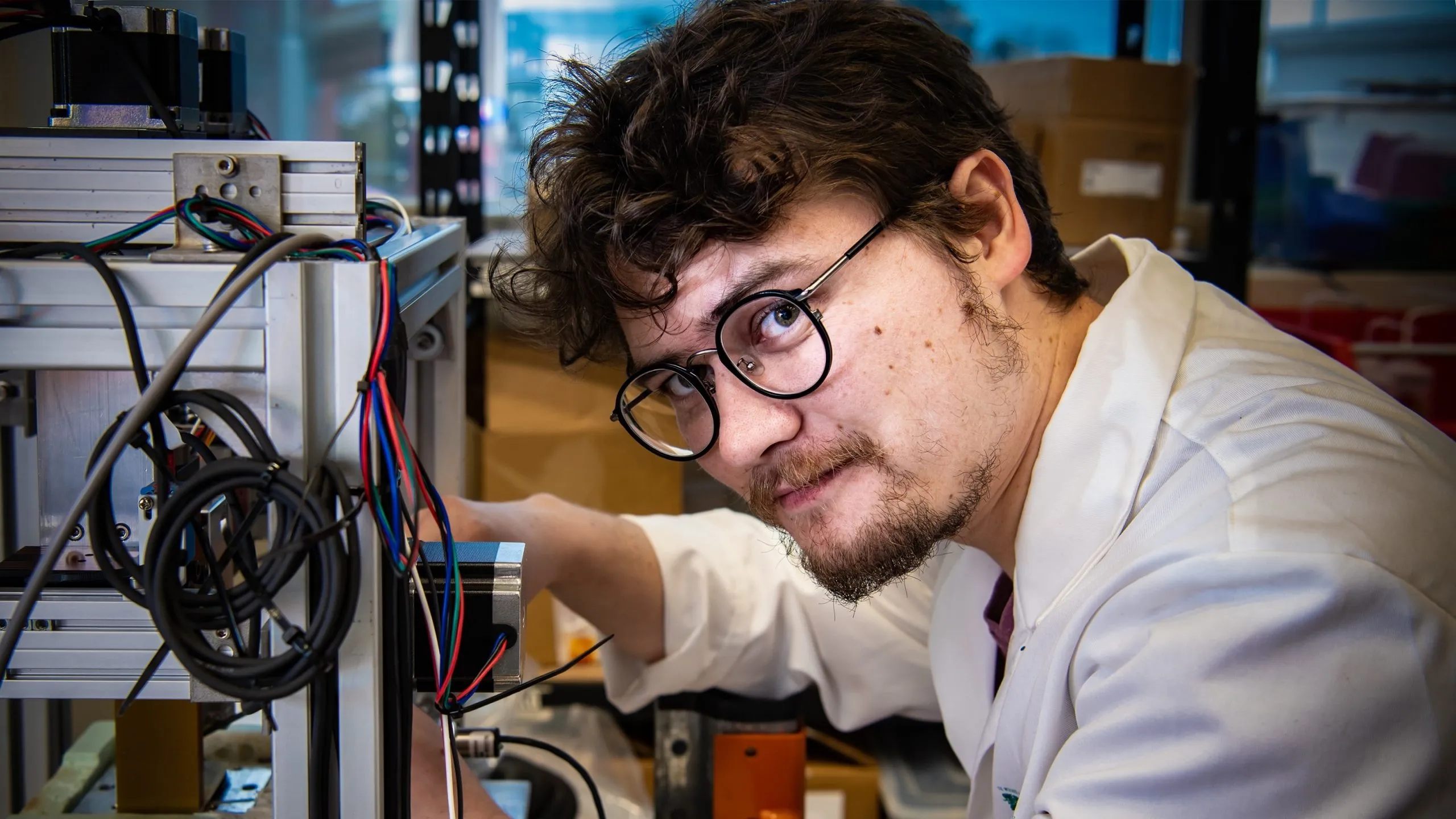 Imagen: Ratu Mataira, fundador de OpenStar Technologies /></p><p>Mataira cree que la industria incipiente se está tomando el asunto en serio. "Dado que la fusión es tecnología pura y capital puro, las economías de escala y costos nos permiten proyectar poder reducir esos costos con el tiempo. Eventualmente, la fusión será la fuente de energía dominante. La fusión no es solo una oportunidad de mil millones de dólares; es una oportunidad de billones de dólares. Esto puede cambiar el equilibrio geopolítico", insiste Mataira.</p>
<p>El regulador estadounidense (NRC) facilitará el camino con un marco más ágil que el de la fisión. “Deberías poder construir una de estas cosas en tres a cinco años cuando seas bueno en ello”, opina Chris Mowry, CEO de <strong>Type One Energy</strong>. La fusión ya no es una quimera. Es una apuesta de capital riesgo a escala planetaria, respaldada por la ciencia, impulsada por la IA y la descarbonización. Como resume Charles Boakye, analista de <strong>Jefferies</strong>, “siempre hemos aumentado la densidad energética... La fusión sería la fuente final”. La carrera por el santo grial energético está más viva que nunca, y el mundo observa si estos modernos prometeos lograrán, por fin, dominar el poder de las estrellas y, en el proceso, redefinir nuestro futuro energético.</p></div></body></html>