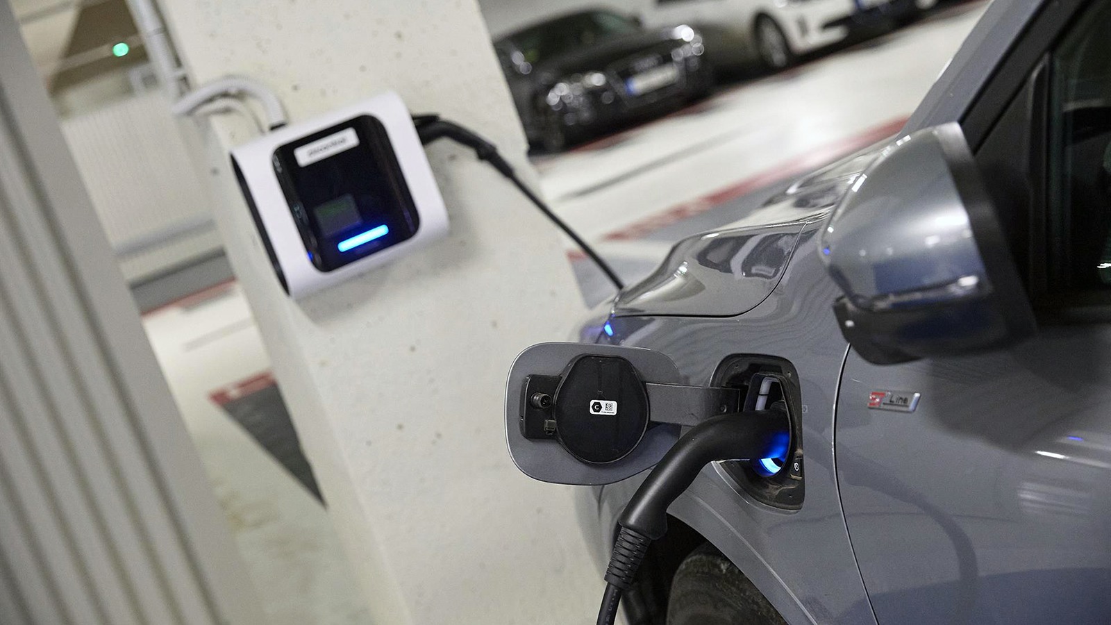 Coche eléctrico cargando. - Jesús Hellín - Europa Press /></p><p>Donut Lab se presentó en el CES 2026 con una batería que, según su propio argumentario, ofrece 400 Wh/kg de densidad gravimétrica, carga completa en unos cinco minutos, <strong>vida útil de hasta 100.000 ciclos</strong>, alta seguridad y costes inferiores a las celdas de litio convencionales. Parte de estas promesas empieza a hallar respaldo en los ensayos de VTT, especialmente en lo relativo a la velocidad de carga, el comportamiento térmico y, ahora, la auto-descarga.</p>
<p>Sin embargo, los dos parámetros más llamativos (densidad energética y número de ciclos) siguen, de momento, fuera del alcance de la verificación independiente. Ni los informes de VTT ni la documentación pública de la empresa aportan datos básicos como el peso exacto de las celdas ensayadas, algo imprescindible para corroborar la cifra de 400 Wh/kg. T<strong>ampoco se han publicado resultados de ensayos de ciclados prolongados</strong> que permitan evaluar en la práctica la supuesta vida útil de 100.000 ciclos, muy por encima de los varios miles que ofrecen las mejores baterías actuales.</p>
<blockquote><p>Relacionado:</p><p><a href=