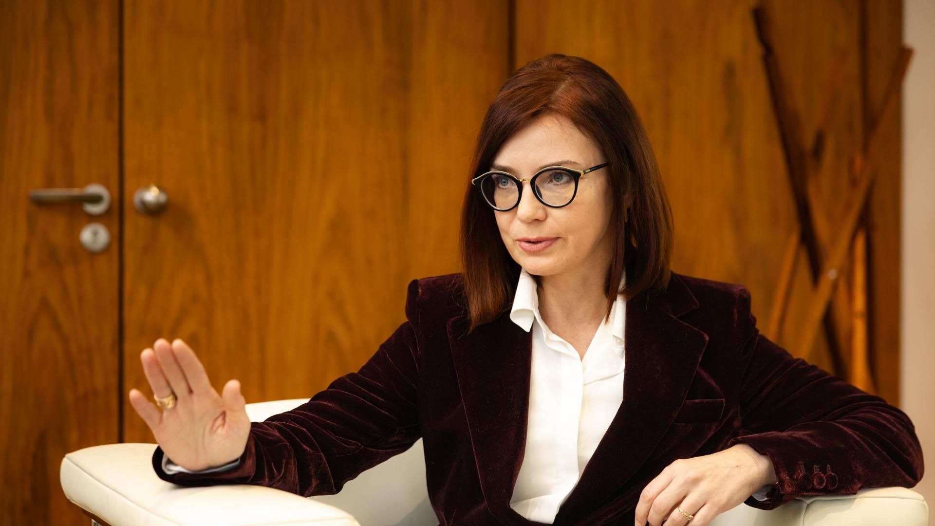Imagen: Keit Pentus-Rosimannus, ECA /></p><p>Garantizar el suministro será posible mediante la diversificación de las importaciones, el aumento de la capacidad de producción interna y el reciclado. El Reglamento de Materias Primas Fundamentales solo establece objetivos no vinculantes para 2030, que a su vez afectan únicamente a un reducido número de materias primas, consideradas «estratégicas» por su gran importancia económica y los riesgos asociados a su suministro. Tampoco está claro cómo se determinaron los niveles que debían alcanzarse de aquí a 2030. Además, todavía falta mucho para cumplir los objetivos, en opinión de los auditores, y la UE tendrá dificultades para garantizar el suministro de las materias primas estratégicas que necesita para el final de la década.</p>
<h3>Fracaso en la diversificación: las asociaciones internacionales no dan resultados</h3>
<p>Con el Reglamento de Materias Primas Fundamentales, la UE ha tratado de reducir su dependencia de un número reducido de países. Sin embargo, los esfuerzos por diversificar las importaciones aún no han logrado resultados tangibles, a juicio de los auditores. Por ejemplo, en los últimos cinco años, la UE ha suscrito catorce asociaciones estratégicas sobre materias primas, siete de ellas en países con bajas puntuaciones en materia de gobernanza. Entre 2020 y 2024, las importaciones de estos países socios disminuyeron para aproximadamente la mitad de las materias primas examinadas. Algunas acciones de la UE están en punto muerto, como las negociaciones con los Estados Unidos, que se paralizaron en 2024, y otras aún no se han concretado, como el Acuerdo UE-Mercosur con Argentina, Brasil, Paraguay y Uruguay (países ricos en materias primas fundamentales) que todavía no ha sido ratificado por todos los países de la UE.</p>
<h3>El reciclaje, una pilar clave que no despega por barreras técnicas y económicas</h3>
<p>El Reglamento de Materias Primas Fundamentales también prevé que al menos el 25 % de las materias primas estratégicas de la UE deberán proceder de fuentes recicladas de aquí a 2030. Pero las perspectivas son desalentadoras: en la situación actual, siete de veintiséis materias primas necesarias para la transición energética tienen tasas de reciclado comprendidas entre el 1 % y el 5 %, y otras diez no se reciclan en absoluto. Además, la mayoría de los objetivos de reciclado de la UE no corresponden específicamente a una materia prima, por lo que no incentivan el reciclado de materias primas individuales, especialmente las más difíciles de recuperar, como las tierras raras de los motores eléctricos o el paladio de sistemas electrónicos. Tampoco fomentan el uso de materiales reciclados. Los auditores señalan que los recicladores europeos acusan el impacto de los elevados precios de procesamiento, las escasas cantidades disponibles, y las barreras tecnológicas y reglamentarias que frenan su competitividad.</p>
<p>La UE tiene también el propósito de fomentar la extracción interna de materias primas estratégicas para cubrir el 10 % de su consumo. Pero, objetivamente, las actividades de exploración están poco desarrolladas. Y aunque se encuentren nuevos yacimientos, pueden transcurrir hasta veinte años para que un proyecto minero de la UE sea operativo. Debido a ello, cuesta concebir cualquier contribución concreta antes de que venza el plazo de 2030. Las instalaciones de procesamiento —con las que la UE pretende alcanzar el 40 % de su consumo de aquí a 2030— están cerrando, debido en parte a los elevados costes de la energía, que pueden afectar gravemente a la competitividad. Es posible que la UE haya caído en un círculo vicioso, advierten los auditores, en el que la falta de suministro frena el desarrollo de los proyectos de procesamiento, lo que a su vez reduce el impulso para garantizar el suministro.</p></div></body></html>