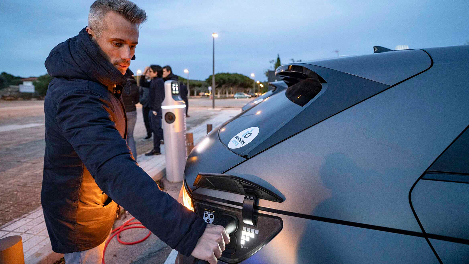Usuario carga su coche eléctrico. - Endesa /></p><p>Uno de los argumentos que más peso está ganando en favor de la movilidad eléctrica es el económico. Según los datos presentados por T&E, <strong>conducir un coche eléctrico puede resultar entre un 55% y un 66%</strong> más barato que utilizar un vehículo de combustión. La organización estima que el gasto mensual de un coche de gasolina ronda actualmente los 149 euros, frente a unos 48 euros aproximados en un vehículo eléctrico.</p>
<blockquote><p>Relacionado:</p><p><a href=