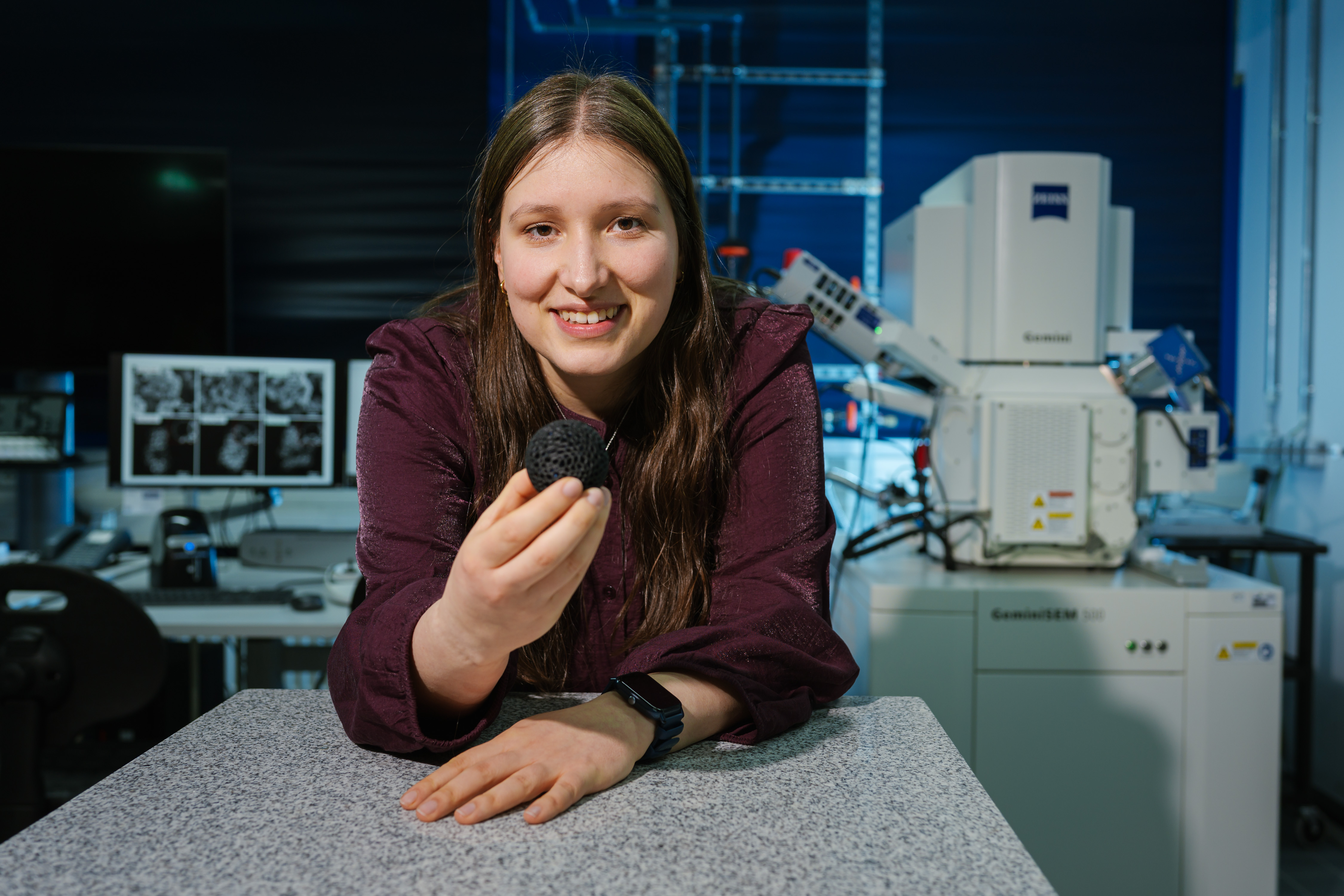 La investigadora de materiales Stefanie Arnold quiere hacer que el almacenamiento de energía sea más respetuoso con el medio ambiente. - FOTO: Universidad del Sarre