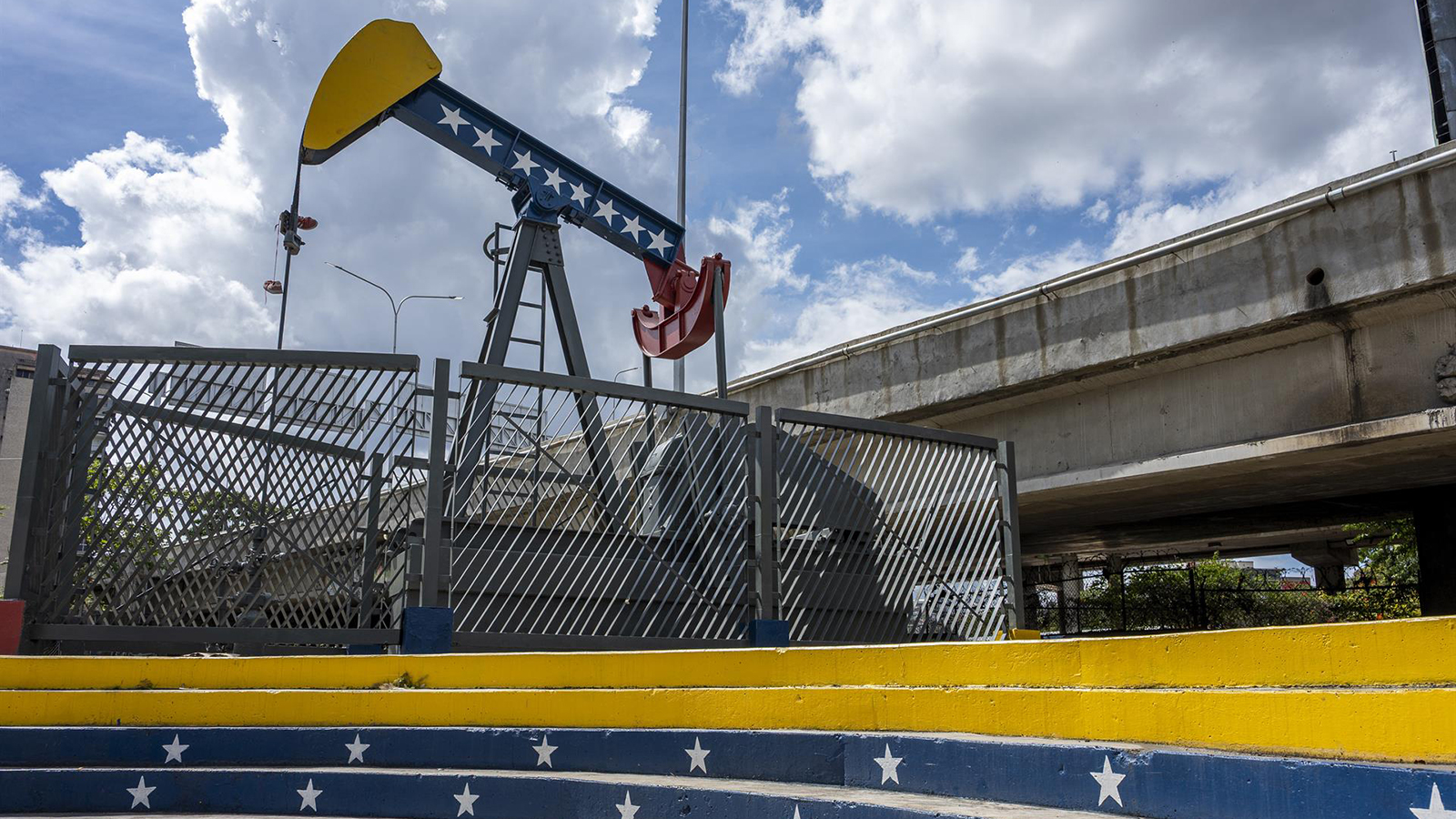 Una bomba de petróleo que homenajea la extracción de crudo en Venezuela, en una plaza próxima a la Universidad Central de Venezuela, en Caracas. - Europa Press/Contacto/Jimmy Villalta