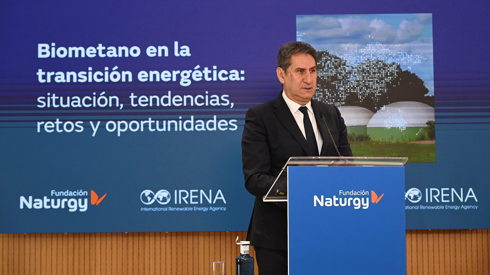 Francesco La Camera, director general IRENA. - Fundación Naturgy /></p><p><strong>James Walker,</strong> quien también ha participado en el diálogo, opinaba que “es importante articular cuáles son los desfases y las ausencias del sistema y pensar en las acciones imprescindibles para fomentar las distintas opciones. El gas es una parte importantísima del sistema energético y va a tener un papel muy relevante en la transición, pero lo que es más difícil es el desarrollo de la nueva infraestructura”.</p>
<blockquote><p>El redactor recomienda: </p><ul><li><a href=