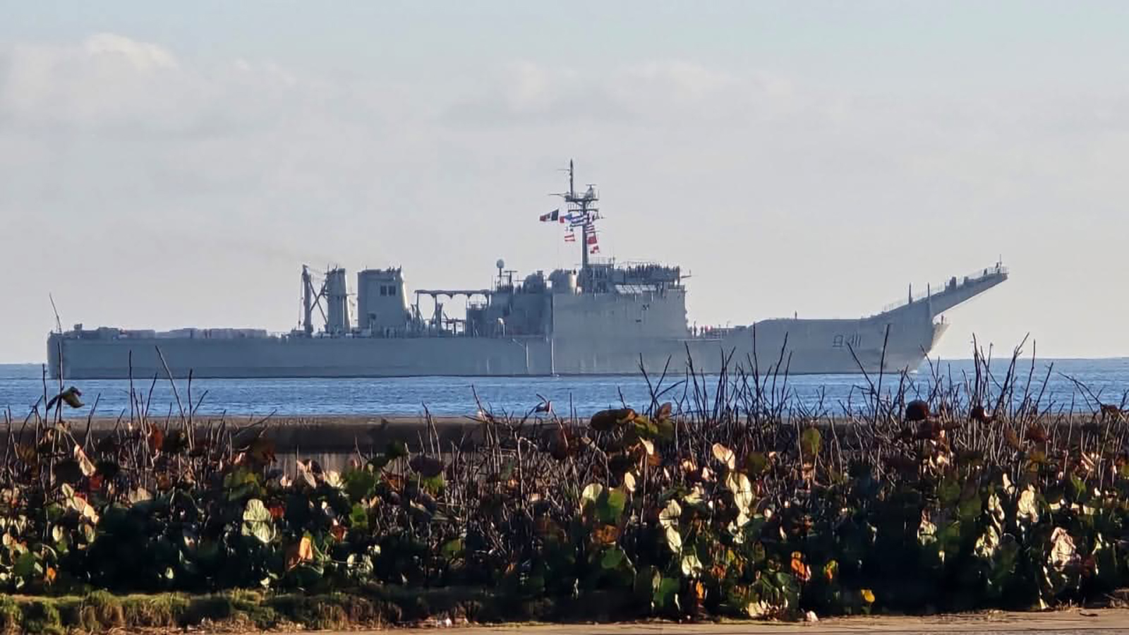Uno de los dos buques de apoyo logístico de la Armada de México a Cuba. - @YaquedeCuba