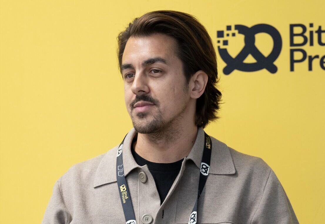 Imagen: Jodok Betschart /></p><h3>Pregunta: Habéis mencionado que Cloover puede generar un 30% adicional de ingresos para los instaladores. ¿Cómo adaptáis este modelo de "Shopify de la energía" a mercados como Italia o Francia, donde los marcos regulatorios y de subvenciones difieren significativamente de Alemania?</h3>
<p><strong>Respuesta:</strong> La fuerza de nuestra plataforma reside en su arquitectura modular definida por software, diseñada para adaptarse a diferentes entornos regulatorios. En lugar de un enfoque único para todos, nuestro sistema abstrae la complejidad de los programas de subvenciones locales y los requisitos de financiación en un flujo de trabajo sencillo y estandarizado para el instalador. Esto nos permite prefinanciar subvenciones públicas e integrarlas directamente en el punto de venta, haciendo que el proceso sea fluido tanto para el instalador como para el propietario, ya estén en Alemania, Italia o Francia. La propuesta de valor central —permitir a los instaladores cerrar más acuerdos eliminando el coste inicial para los propietarios— se mantiene constante en todos los mercados.</p>
<p><strong>Vuestra plataforma utiliza IA para factorizar los ahorros energéticos a largo plazo en la aprobación de créditos. ¿Permite esto financiar a hogares que normalmente serían rechazados por la banca minorista tradicional?</strong></p>
<p>Sí, amplía significativamente el acceso. Aunque incorporamos métricas tradicionales de solvencia como base para un préstamo responsable, la innovación central de nuestro modelo es su enfoque basado en el activo (asset-first). Al usar IA para predecir con precisión los ahorros energéticos a largo plazo de un proyecto, garantizamos la capacidad del activo para generar valor, no solo el historial financiero pasado del prestatario. Esta especialización nos permite ofrecer soluciones de financiación a un gran número de hogares que son perfectamente capaces de pagar un sistema a través de sus ahorros de energía, pero que podrían ser ignorados por los bancos tradicionales.</p>
<h3>La línea de deuda de 1.200 millones de dólares cuenta con una garantía de 300 millones de euros del Fondo Europeo de Inversiones. ¿Qué importancia tiene este apoyo institucional para garantizar tipos de interés más bajos en proyectos de energía descentralizada a gran escala?</h3>
<p>El apoyo del Fondo Europeo de Inversiones es absolutamente vital. Actúa como un poderoso mecanismo de reducción de riesgos (de-risking), dando a los proveedores de capital privado la confianza necesaria para invertir en esta nueva clase de activos a gran escala y en condiciones favorables. Esta colaboración público-privada es esencial para reducir el coste del capital, lo que se traduce directamente en una financiación más asequible para las familias. En última instancia, este apoyo es un habilitador clave para que la transición energética sea accesible y económica para millones de hogares europeos.</p>
<h3>Con vuestros planes de expansión hacia el Reino Unido, Austria y el sur de Europa, ¿son estas regiones los principales motores de crecimiento para vuestro objetivo de 500 millones de dólares en volumen de ventas para 2026?</h3>
<p>Aunque Alemania sigue siendo nuestro mercado más grande y será el principal contribuyente a nuestro volumen de ventas a corto plazo, nuestra expansión hacia nuevas regiones como el Reino Unido, Francia, Austria y el sur de Europa es un componente crítico de nuestra estrategia de crecimiento. Estos mercados representan un potencial enorme y serán motores de crecimiento significativos que nos ayudarán a alcanzar nuestros objetivos de 2026. Nuestra plataforma está construida para una expansión rápida y escalable, y establecer una presencia sólida en estos países clave de Europa es una prioridad absoluta para nosotros durante los próximos 24 meses.</p></div></body></html>