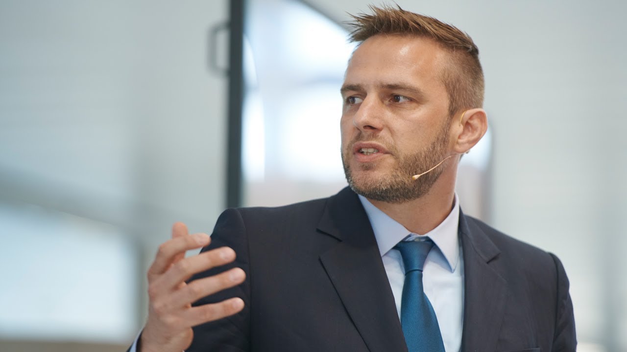 Imagen: Kristian Ruby, secretario general de Eurelectric /></p><p>En este sentido, el nuevo informe de Eurelectric concluye que, si bien está aumentando la <strong>concienciación</strong> sobre los riesgos, la preparación del sector sigue siendo desigual. Con las infraestructuras críticas ya bajo presión, el informe advierte de que el momento de actuar es ahora.</p>
<h3>Duras lecciones en acciones prácticas</h3>
<p>"Este informe <strong>transforma las duras lecciones de Ucrania en acciones prácticas</strong> para el resto de Europa", señaló Kristian Ruby, secretario general de Eurelectric. "Muestra lo que las empresas pueden hacer hoy mismo —desde mejorar la coordinación y la formación en crisis hasta reforzar los activos, asegurar las comunicaciones y almacenar equipos críticos— para prepararse mejor, responder y recuperarse de los ataques".</p>
<p>Para reforzar la preparación, el informe insta a las empresas a <strong>mejorar el conocimiento de la situación y la preparación ante crisis</strong> (incluida la cooperación con las autoridades y la realización de ejercicios periódicos) y proteger los activos críticos reforzando las infraestructuras, almacenando equipos, fortaleciendo las capacidades de reparación e integrando la ciberresiliencia desde el diseño.</p></div></body></html>