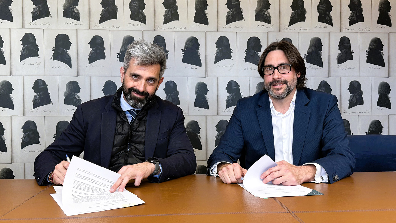Xavier Gásquez, managing director de Sinia Renovables, y Emilio Bruquetas, consejero delegado de RDG, firmando la compraventa. - RDG