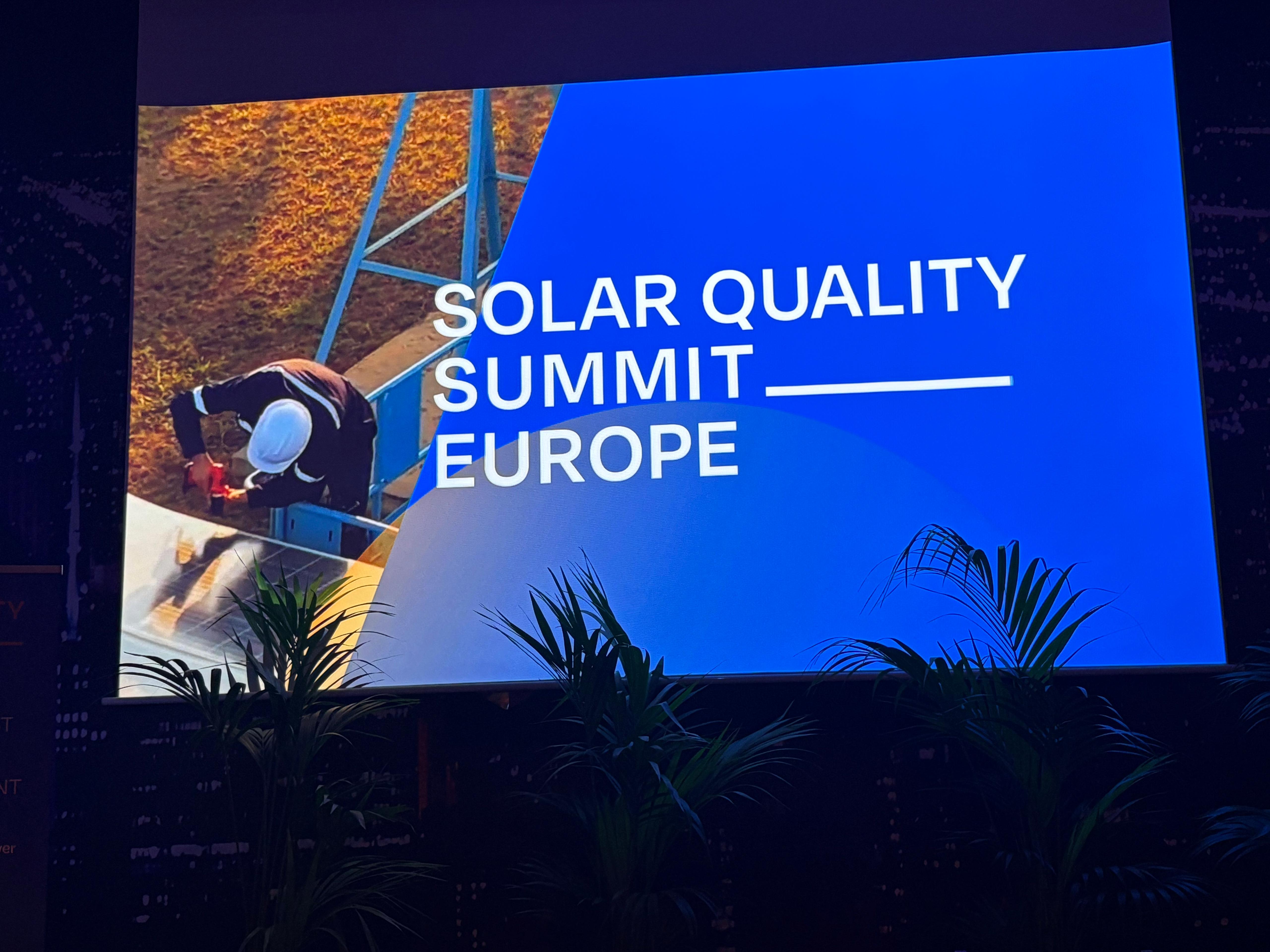  /></p><h3>El dilema del inversor y la soberanía del hardware</h3>
<p>Uno de los puntos críticos del debate fue el papel de los inversores fotovoltaicos, el "cerebro" de la instalación que convierte la energía y comunica los datos. La compra y establecimiento en Europa de plataformas manufacturadas fuera del continente plantea un desafío de soberanía. Al adoptar tecnología extranjera, se cede de facto la gobernanza de la plataforma a un tercero. Esto significa que el control del software, las actualizaciones y, en última instancia, la capacidad de desconexión o manipulación de la planta, queda en manos de entidades cuya jurisdicción y lealtades políticas podrían no alinearse con los intereses europeos.</p>
<p>Esta dependencia se agrava por la estructura de costes. <strong>Calin Sas</strong>, technical asset manager en <strong>Sun Rock Netherlands</strong>, definió la ciberseguridad como un "problema de CAPEX" (inversión de capital). Muchas empresas, ante la presión por la rentabilidad, relegan la seguridad a un segundo plano. Por ello, Sas recomendó centrarse en las <em>low hanging fruits</em> (soluciones sencillas y al alcance) para mejorar el desempeño, especialmente durante la fase de <em>commissioning</em> o puesta en marcha de las plantas.</p>
<h3>Regulación: del fallo de mercado a la directiva NIS2</h3>
<p>Para Moniz, la situación actual de la ciberseguridad puede explicarse mediante el concepto de "fallo de mercado" de Adam Smith. “La mayoría de las empresas eligen no protegerse porque no tienen los medios económicos y muchas otras carecen de estadísticas para ser conscientes del riesgo real”, explicó. Por esta razón, el consenso en Barcelona fue que la regulación es necesaria, aunque no suficiente por sí sola.</p>
<p>Esta diversidad regulatoria dibuja un mapa europeo heterogéneo donde cada país interpreta la seguridad bajo su propio prisma. <strong>Alemania</strong>, por ejemplo, posee un marco altamente prescriptivo a través de la <em>IT-Sicherheitsgesetz</em> que, pese a su exhaustivo detalle técnico, a veces cae en la microgestión y genera lagunas de interpretación al priorizar el cumplimiento de listas sobre la gestión real del riesgo. En el extremo opuesto se sitúa <strong>Noruega</strong>, que opta por un modelo funcional que traslada la responsabilidad de la estrategia de seguridad directamente al operador bajo el paraguas de la directiva NIS2. En este escenario, <strong>España</strong> se ubica en un punto intermedio definido por los expertos como un país de "cumplimiento auditado", situándose lejos de la autonomía de gestión noruega pero sin alcanzar el nivel de tutela técnica que caracteriza al modelo alemán.</p>
<p>El futuro pasa por la implementación del <strong>EU Cybersecurity Act</strong> para armonizar certificaciones de hardware y el nuevo <strong>Código de Red sobre Ciberseguridad (NCCS)</strong>, diseñado para blindar los flujos eléctricos transfronterizos. Como advirtió Davidson en una frase que resonó en la sala: "No necesitas que la energía solar o un actor en particular tengan una capacidad masiva para que, si hay disrupción, tengan un gran impacto en la red". La seguridad de uno es, cada vez más, la seguridad de todos.</p></div></body></html>
