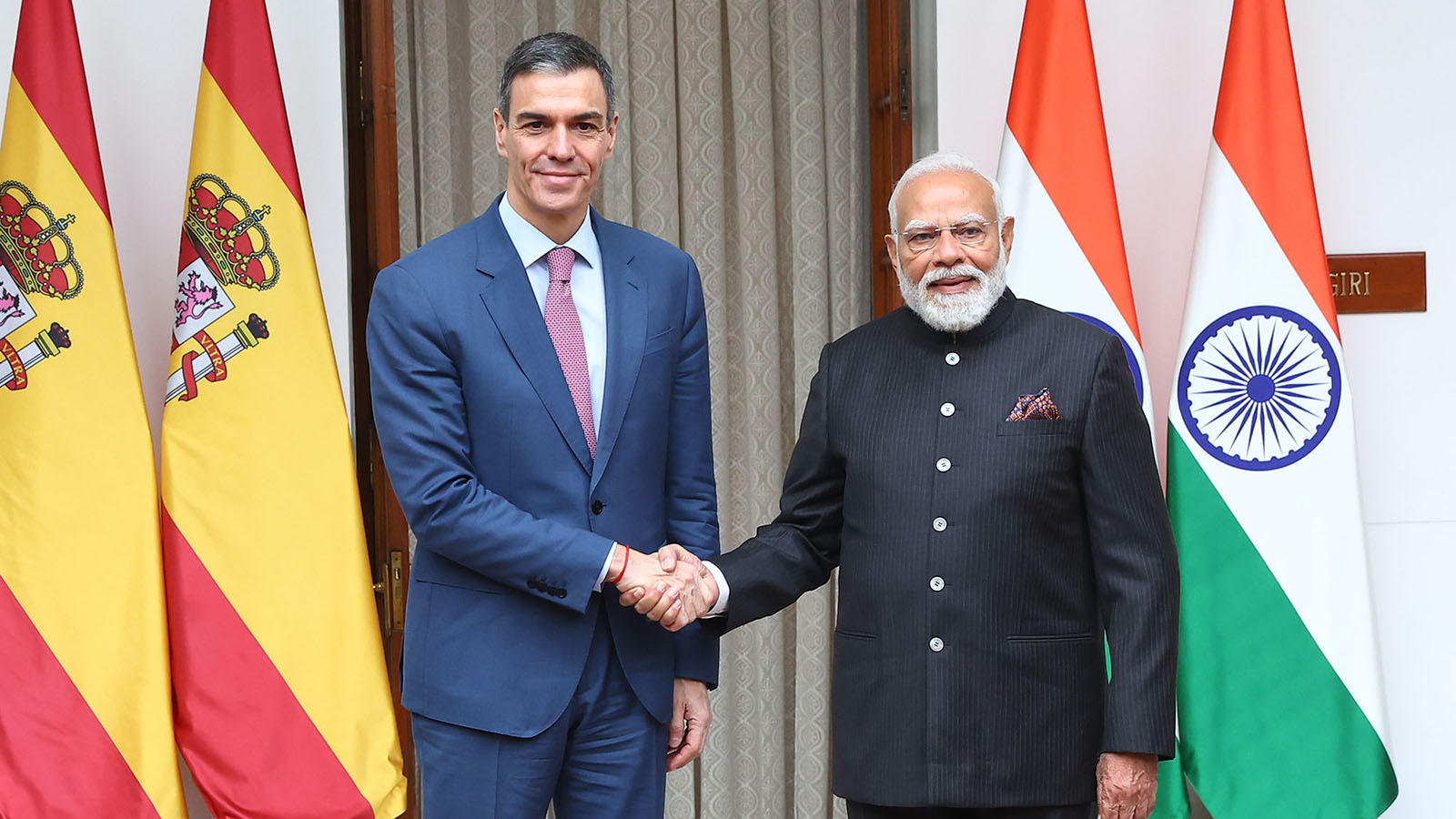 El presidente del Gobierno, Pedro Sánchez, durante su encuentro con el primer ministro de la República de la India, Narendra Modi. - Pool Moncloa/Fernando Calvo