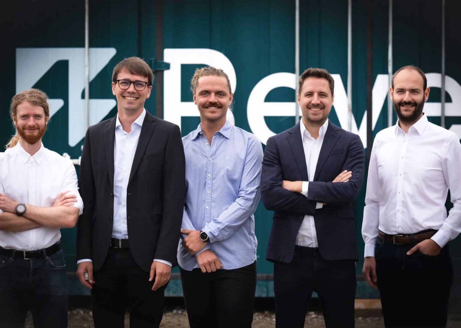 Fundadores de Reverion /></p><h3>Pregunta: Habéis asegurado más de 100 millones de dólares en pedidos anticipados. ¿Quiénes son vuestros principales clientes iniciales y qué característica del producto genera más interés comercial (por ejemplo, la captura de CO₂, la reversibilidad o la integración industrial)?</h3>
<p><strong>Respuesta:</strong> Nuestros principales clientes iniciales son operadores de plantas de biogás agrícola que quieren monetizar sus instalaciones de forma más flexible y constante. El mayor atractivo comercial es nuestra operación reversible, porque permite múltiples vías de ingresos. Los clientes suelen empezar con la generación de electricidad durante las horas de mayor demanda y luego lo complementan con la operación inversa para almacenar el exceso de energía verde en forma de hidrógeno o metano sintético, utilizando el CO₂ biogénico. De esta manera, pueden mantener la unidad utilizada durante todo el año alternando entre el modo de generación de energía y el de electrólisis.</p>
<p>Esto es especialmente valioso porque no solo se puede vender la energía o el biometano de la planta, sino también productos adicionales como hidrógeno o metano sintético. El metano sintético puede inyectarse en la red de gas o usarse en estaciones de servicio de GNC igual que el biometano, ayudando a reducir la dependencia del gas fósil. Con hasta un 80% de eficiencia eléctrica frente al 40% aproximado de los motores de cogeneración convencionales, la generación de energía a partir de biogás ya es atractiva por sí sola.</p>
<p>Además, al producir hidrógeno en lugar de metano sintético en el modo inverso, se genera un excedente de CO₂ biogénico puro, que puede convertirse en una fuente adicional de ingresos.</p>
<h3>Vuestras unidades están contenidas en módulos. ¿Cuáles son los principales retos prácticos para un despliegue masivo y cómo os adaptaréis a los diferentes mercados regulatorios a nivel mundial?</h3>
<p>Nuestro mayor desafío en este momento es escalar la producción. Vamos a aumentar significativamente nuestro ritmo de producción este año, pero todavía necesitamos órdenes de magnitud más de capacidad para entregar los volúmenes solicitados por el mercado. La regulación también es fundamental, porque los marcos de apoyo a las renovables generan confianza en la inversión, algo especialmente importante para empresas jóvenes que escalan rápido.</p>
<p>La velocidad de despliegue depende de los permisos, los requisitos de conexión a la red y las normas para el hidrógeno y el metano sintético. Nuestro enfoque es mantener la unidad central estandarizada y adaptar las interfaces de red, gas, medición y seguridad a los requisitos locales. Estamos priorizando activamente los mercados donde la política y la demanda se mueven en la dirección correcta.</p>
<h3>Vuestra tecnología genera datos operativos continuos. ¿Planeáis evolucionar hacia un modelo de "energía como servicio", ofreciendo optimización basada en software o servicios de red?</h3>
<p>Actualmente, vendemos principalmente nuestras plantas de energía a los clientes y trabajamos estrechamente con sus comercializadores directos para que el sistema pueda ser controlado por los traders. Así, ellos eligen el mejor modo (generación de electricidad o producción de gas) basándose en las señales de precios y las limitaciones del sitio. Idealmente, nuestros clientes no tienen que ocuparse de nada.</p>
<p>De esta forma, sin una interacción activa de los clientes, nuestras unidades pueden apoyar la estabilidad de la red actuando como una gran "batería de gas", convirtiendo el excedente de electricidad en moléculas almacenables y proporcionando generación flexible cuando es necesario. Por ahora, usamos los datos operativos principalmente para mejorar el rendimiento, la fiabilidad y la automatización. Con el tiempo, podríamos expandir nuestra oferta hacia servicios avanzados impulsados por software, incluyendo servicios de red o incluso modelos de "energía como servicio".</p>
<h3>¿Vuestras unidades pueden cambiar rápidamente entre los modos de generación de energía y almacenamiento/electrólisis? ¿Cómo os coordináis con los operadores de red para proporcionar flexibilidad?</h3>
<p>Hoy en día, podemos cambiar entre la generación de energía y los modos de almacenamiento o electrólisis en pocos minutos. Paso a paso, estamos reduciendo aún más el tiempo de conmutación, con el objetivo de llegar a menos de un minuto. Esto convierte a nuestro sistema en un activo muy valioso para los operadores de red, que son responsables de mantener el equilibrio entre la oferta y la demanda.</p>
<p>La coordinación suele realizarse a través de los comercializadores directos, que agregan la flexibilidad, gestionan el acceso al mercado y traducen las señales de la red y los precios en despachos de energía. Dado que los mercados reales son complejos y cada ubicación tiene sus propias limitaciones, definimos la estrategia operativa junto con el operador y el comercializador directo para que la planta pueda responder a las necesidades del sistema manteniendo su fiabilidad y rentabilidad.</p></div></body></html>