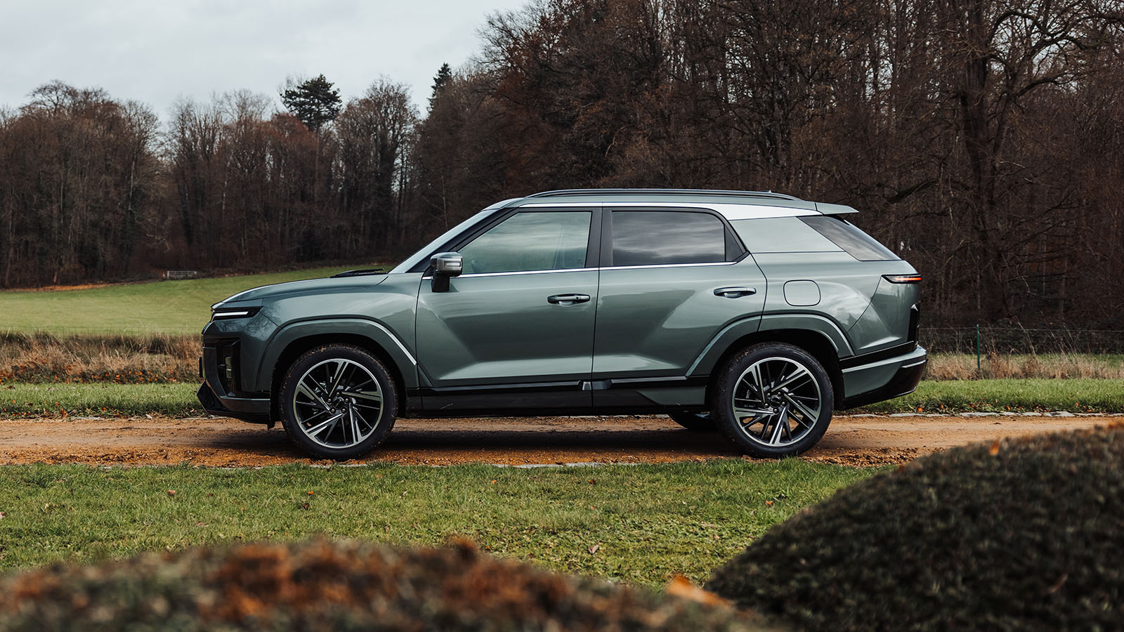 Su silueta coupé destaca por encima del resto.  - KGM /></p><p>El <strong>motor eléctrico principal entrega hasta 130 kW (177 CV) y 300 Nm</strong>, y trabajando en conjunto con el motor térmico permite alcanzar una potencia máxima combinada de 204 CV enviada al eje delantero. El segundo motor eléctrico actúa como generador, alimentando la batería y proporcionando energía al sistema según demanda, lo que reduce componentes y mejora la eficiencia del conjunto.</p>
<blockquote><p>Relacionado:</p><p><a href=
