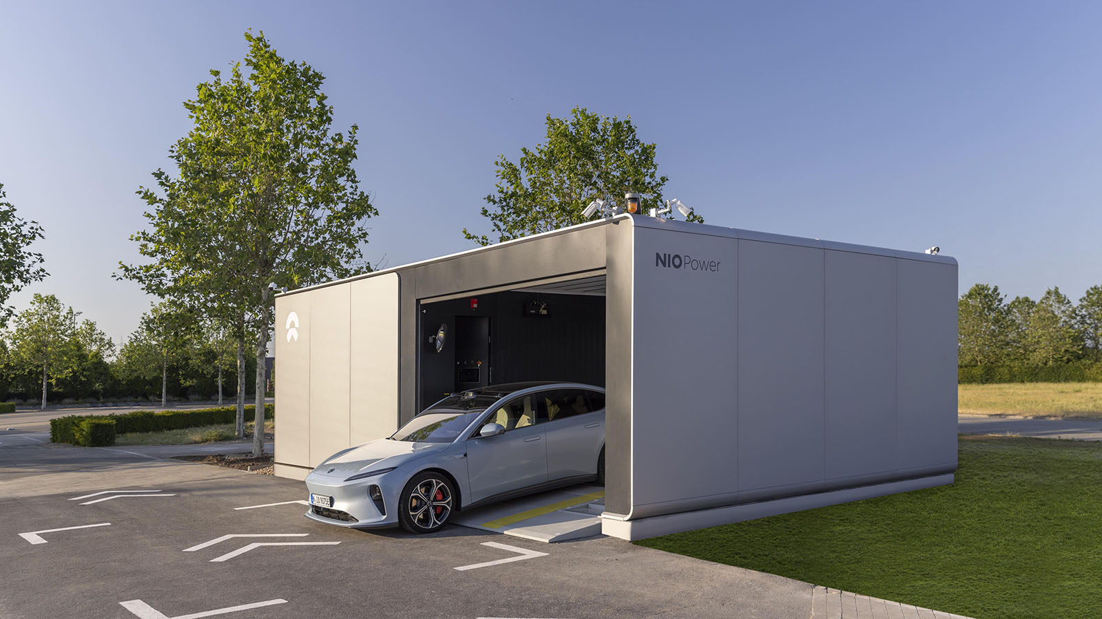 Un coche cada 0,5 segundos, esa fue la cadencia.  - NIO /></p><p>Para que un récord como el del pasado 21 de febrero tenga sentido, no basta con ofrecer estaciones más rápidas, hace falta una red densa y bien distribuida. Según los datos publicados por la propia compañía, <strong>NIO ha desplegado ya más de 8.600 puntos entre cargadores y estaciones de intercambio en la China continental</strong>. De ellos, más de 3.700 son estaciones de intercambio, de las cuales más de 1.000 se encuentran en autopistas.</p>
<p>Esta infraestructura da <strong>servicio a 550 ciudades y conecta 16 grandes agrupaciones urbanas</strong> mediante varios corredores de largo recorrido, con nueve rutas Norte–Sur y once Este–Oeste ya operativas. En la práctica, un conductor puede cruzar buena parte del país enlazando cambios de batería cada pocos cientos de kilómetros, con tiempos de parada que se acercan a los de un repostaje convencional.</p>
<blockquote><p>Relacionado:</p><p><a href=