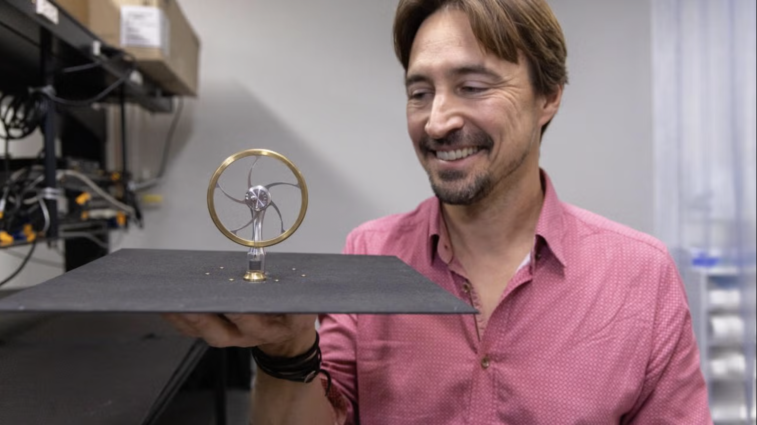 Jeremy Munday, profesor de ingeniería eléctrica e informática en la UC Davis y coautor del estudio - FOTO: UC Davis /></p><p><strong>Diferentes temperaturas</strong></p>
<p>Normalmente, la diferencia de temperatura se crea calentando un lado del motor con una fuente de combustible. En lugar de quemar combustible, Munday y el investigador de posgrado Tristan Deppe exploraron si el lado frío podría estar vinculado a algo mucho más frío y distante: el espacio profundo.</p>
<p>"En realidad, no tiene que tocar el espacio físicamente; simplemente puede interactuar radiativamente con él", dijo Munday. En una noche clara y fresca, el calor se irradia naturalmente desde el cuerpo hacia el cielo, lo que hace que la cabeza se sienta más fría. El equipo pretendía utilizar ese mismo efecto.</p>
<p>Su diseño coloca un sencillo motor Stirling (en esencia, un pistón que impulsa un volante) sobre un panel que actúa como una antena que irradia calor. Todo el sistema se encuentra al aire libre por la noche. El suelo proporciona calor a un lado del motor, mientras que el panel libera calor hacia arriba, conectando eficazmente el otro lado con el frío del espacio.</p>
<p><strong>Resultados prometedores</strong></p>
<p>Tras un año de pruebas nocturnas, los investigadores descubrieron que el dispositivo compacto podía generar al menos 400 milivatios de potencia mecánica por metro cuadrado. En las demostraciones, el motor alimentó directamente un pequeño ventilador. También se conectó a un pequeño motor eléctrico para producir corriente eléctrica.</p>
<p>Estos resultados demuestran que se pueden capturar cantidades significativas de energía del cielo nocturno. Según Munday, este método funciona mejor en regiones con baja humedad y cielos despejados de forma constante. En el futuro, esta tecnología podría ayudar a ventilar invernaderos o edificios residenciales sin fuentes de energía convencionales.</p>
<p>UC Davis ha presentado una patente provisional relacionada con el trabajo.</p></div></body></html>