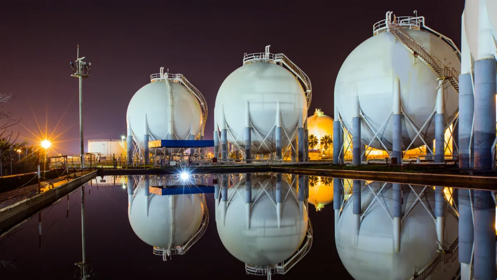 El precio del gas natural se dispara otro 24% pero baja a los 60 euros.