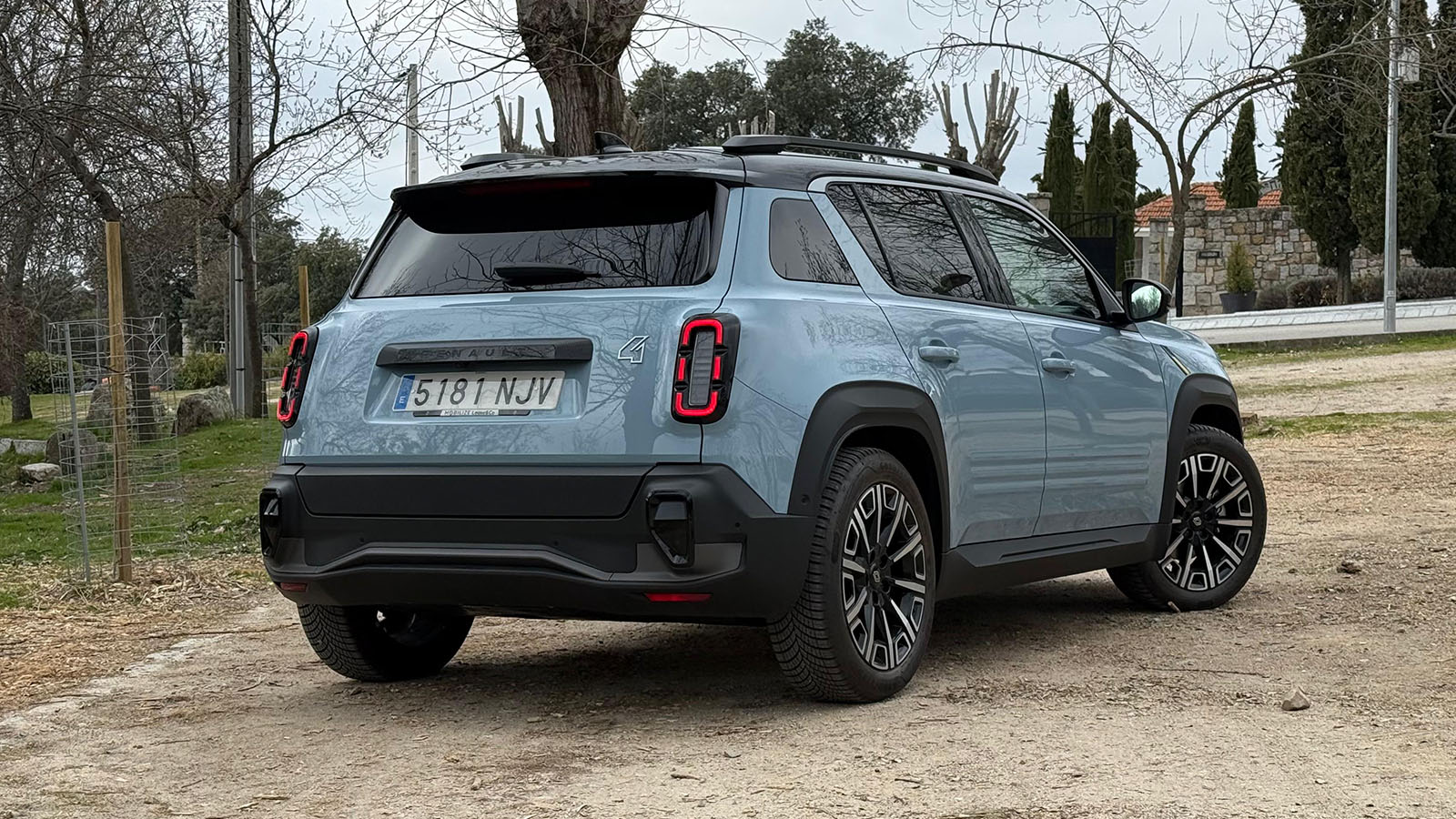 Su aspecto crossover le dota de cierta personalidad.  - Renault /></p><p>Decimos esto porque no solo podemos abatir la segunda fila sino, ojo, también el asiento del copiloto para poder <strong>introducir objetos de 2,20 metros de largo</strong>. Ya que te hablamos del <strong>maletero, su capacidad se eleva hasta los 420 litros</strong> (35 de ellos ocultos bajo el piso e ideales para dejar los cables de carga, siempre y cuando no monte el subwoofer que anula dicho hueco), y que implica una mejora de casi 100 litros frente al Renault 5, permitiendo aprovechar al máximo sus formas.</p>
<blockquote><p>Relacionado:</p><p><a href=