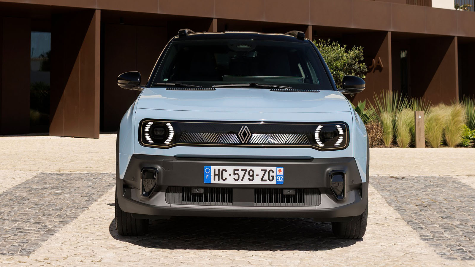 El frontal homenajea al R4 de antaño con esa calandra mientras que el toque moderno se lo da la retroiluminación.  - Renault /></p><p>Hoy, 33 años después de que se detuviera la producción y tras más de 8 millones de unidades vendidas a lo largo de todo el mundo, el R4 vuelve a la vida, pero lo hace en <strong>clave 100% eléctrica</strong> y con un diseño más moderno y aventurero con una imagen robusta y unas dimensiones significativamente más grandes que el original pues mide <strong>4,14 metros de largo por 1,81 de ancho y 1,55 de alto</strong>, lo que le hace ser 8 cm más grande que el R5.</p>
<blockquote><p>Relacionado:</p><p><a href=
