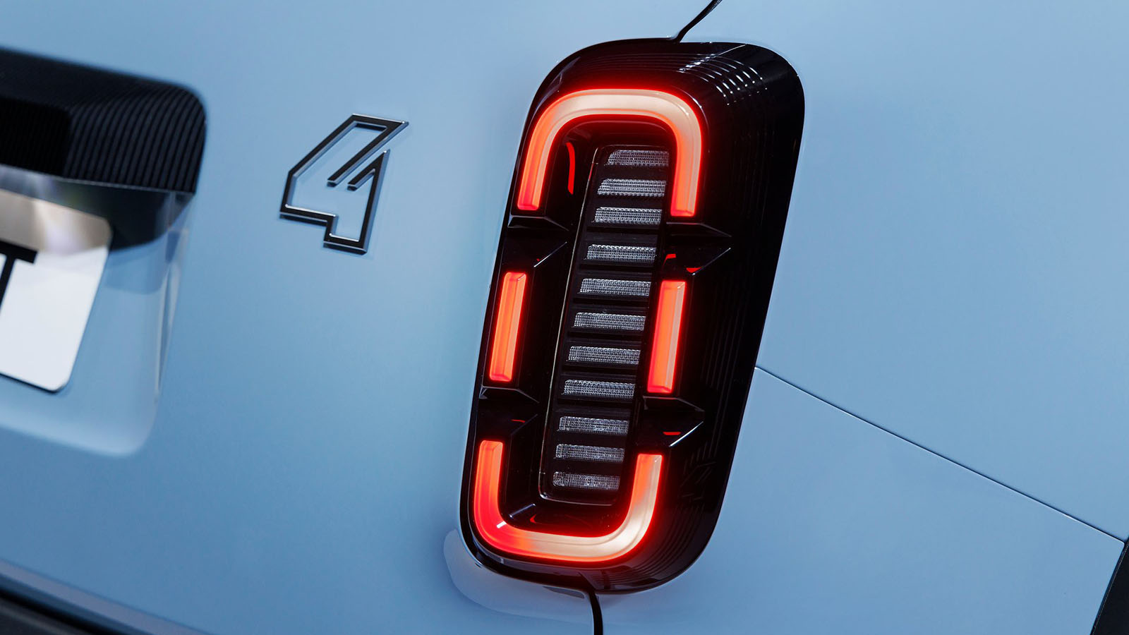 La resurrección de las nomenclaturas históricas es todo un acierto.  - Renault /></p><p>Llegamos al final confirmando lo que ya sabíamos, que Renault está haciendo un excelente trabajo en recuperar sus denominaciones más icónicas y, como bien sabes, no será la última sino que <strong>ahora le toca al turno al Twingo</strong> (que dentro de poco conduciremos). Dicho esto, el R4 ha evolucionado, sí, mucho para algunos pero sigue teniendo ese flow que tanto llama la atención, postulándose además como una <strong>opción más práctica y equilibrada que el R5</strong>.</p>
<p>Y es aquí donde entra en juego su tarifa, pues esta <strong>arranca en los 28.719 euros, que suponen unos 5.000 euros más que el R5</strong>. Una tarifa para pensárselo que, además, en España puede acogerse a todo el Plan Auto+ porque <strong>está fabricado en Europa</strong>.  Sin embargo, si ya nos ponemos en la unidad que has visto en esta prueba, hablamos de una tarifa de partida de 30.784 euros para el motor de 150 CV y de 34.604 € para este acabado Iconic que sube a los 38.000€ con las opciones que suma.</p></div></body></html>