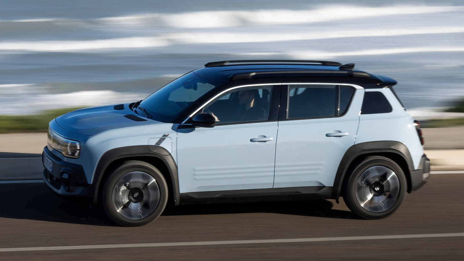 El consumo no es excesivamente elevado.  - Renault /></p><p>Entiéndeme, no podemos hablar de él como de un coche pensado para hacer conducción todoterrenera, pero la combinación de todos estos elementos nos permite pensar que podemos salir del asfalto sin sufrir en demasía, algo que nos puede acabar alegrando en día. Condición esta que, ojo, bien podría penalizarle a la hora de ofrecer un consumo contendido cuando la realidad dista bastante. Y es que durante la prueba realizada, <strong>el gasto máximo obtenido fue de 15,7 kWh/100 km al tiempo que el mejor estuvo incluso por debajo de los 14,4 kWh/100 km</strong>. En esencia eso se traduce en que podremos cubrir una autonomía real de entre 280 y 330 con una sola carga.</p>
<blockquote><p>Relacionado:</p><p><a href=