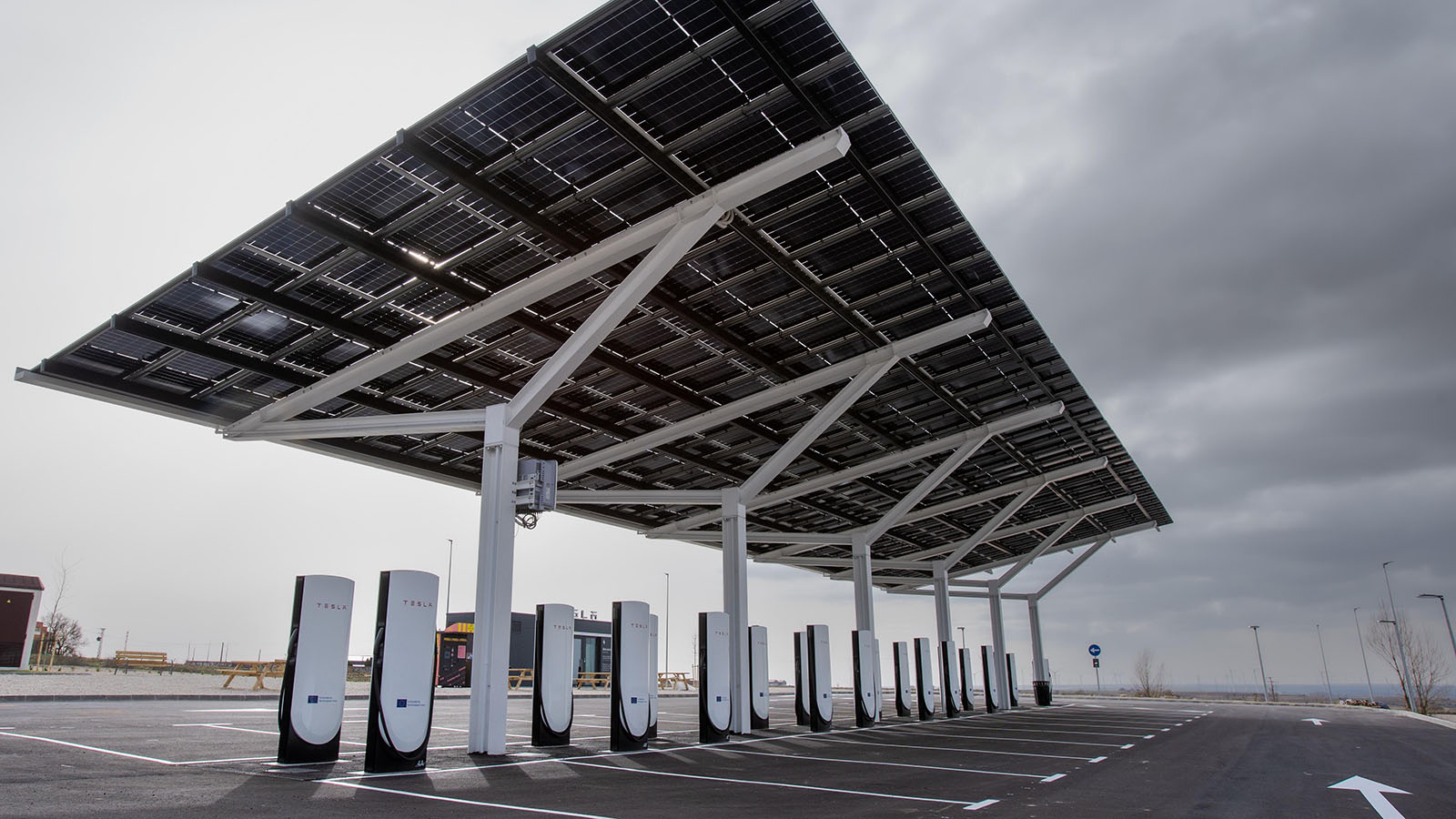 Esta es la estación de carga de Villagonzalo Pedernales, en Burgos.  - Tesla /></p><p>La compañía señala <strong>2025 como el año de mayor crecimiento</strong> reciente de su red de carga en España. Durante ese ejercicio se pusieron en marcha 12 nuevas estaciones con 116 postes y se ampliaron otras 23 ya existentes, añadiendo 217 puntos de recarga adicionales, todos ellos con una potencia máxima de 250 kW.</p>
<p>Entre las nuevas ubicaciones, una de las más destacadas es la e<strong>stación urbana de <a href=