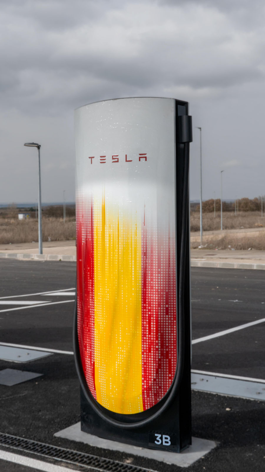 Esta es la decoración del nuevo cargador número 1.000 - Tesla /></p><p>La estación de Villagonzalo Pedernales se ha convertido en la instalación de Supercargadores más completa de Tesla en España hasta la fecha. El emplazamiento <strong>cuenta con 20 postes de la última generación <a href=