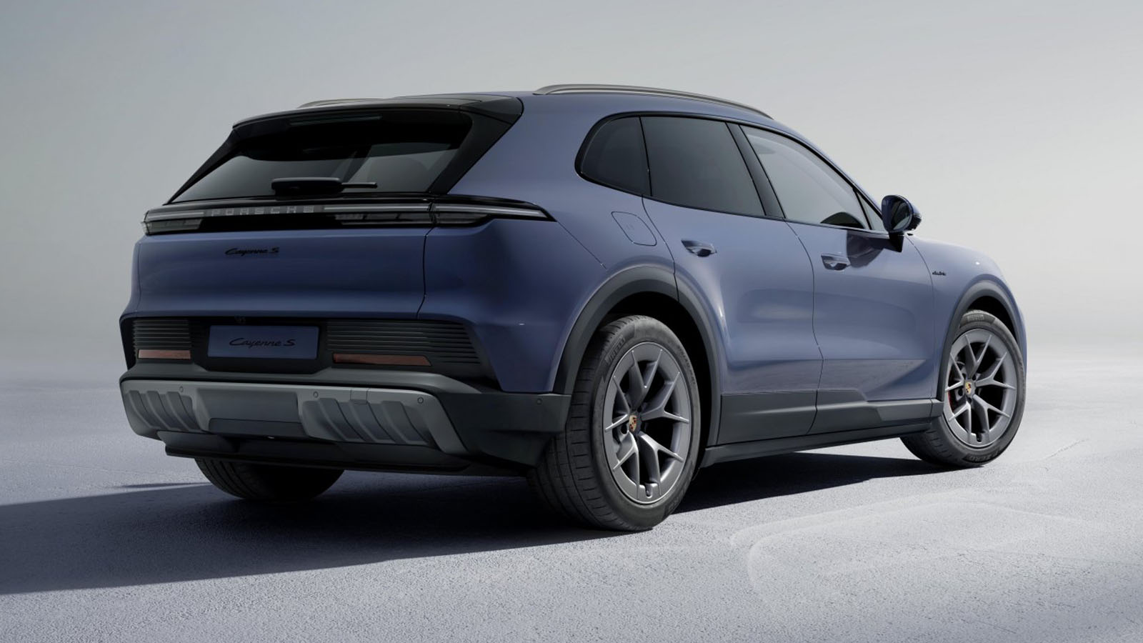 Desarrolla hasta 666 CV en momentos puntuales.  - Porsche /></p><p>El corazón del <strong>Cayenne S Electric reside en su doble motor síncrono de imanes permanentes</strong>, uno en cada eje, que asegura una distribución óptima del par motor. El motor trasero incorpora refrigeración directa por aceite, una tecnología heredada del Turbo Electric que disipa el calor directamente de los componentes activos, permitiendo un rendimiento sostenido incluso en condiciones de alta demanda. El inversor de pulso trasero, fabricado con carburo de silicio, soporta corrientes de hasta 620 amperios, optimizando tanto la potencia como la eficiencia.</p>
<blockquote><p>Relacionado:</p><p><a href=