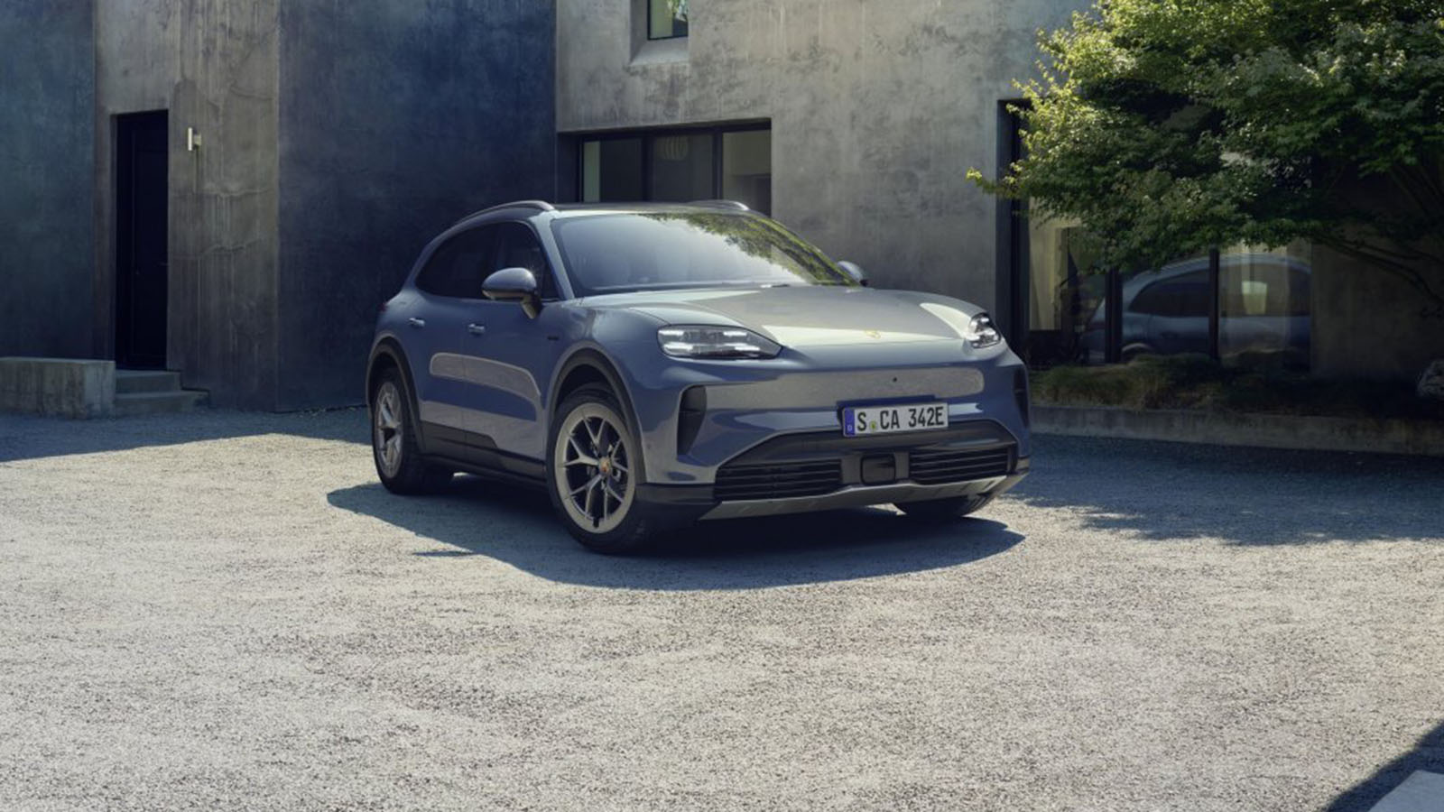 Estéticamente sigue siendo igual de atractivo.  - Porsche /></p><p>El Cayenne S Electric se distingue por <strong>elementos específicos que realzan su carácter deportivo</strong>. Las molduras frontales y traseras en Volcano Grey Metallic contrastan con los insertores y el difusor pintados en el color de la carrocería. Equipa de serie <strong>llantas Aero de 20 pulgadas</strong>, optimizadas para reducir la resistencia aerodinámica. Trece colores exteriores disponibles permiten una personalización extensa, alineada con la filosofía de Porsche Exclusive Manufaktur.</p>
<blockquote><p>Relacionado:</p><p><a href=