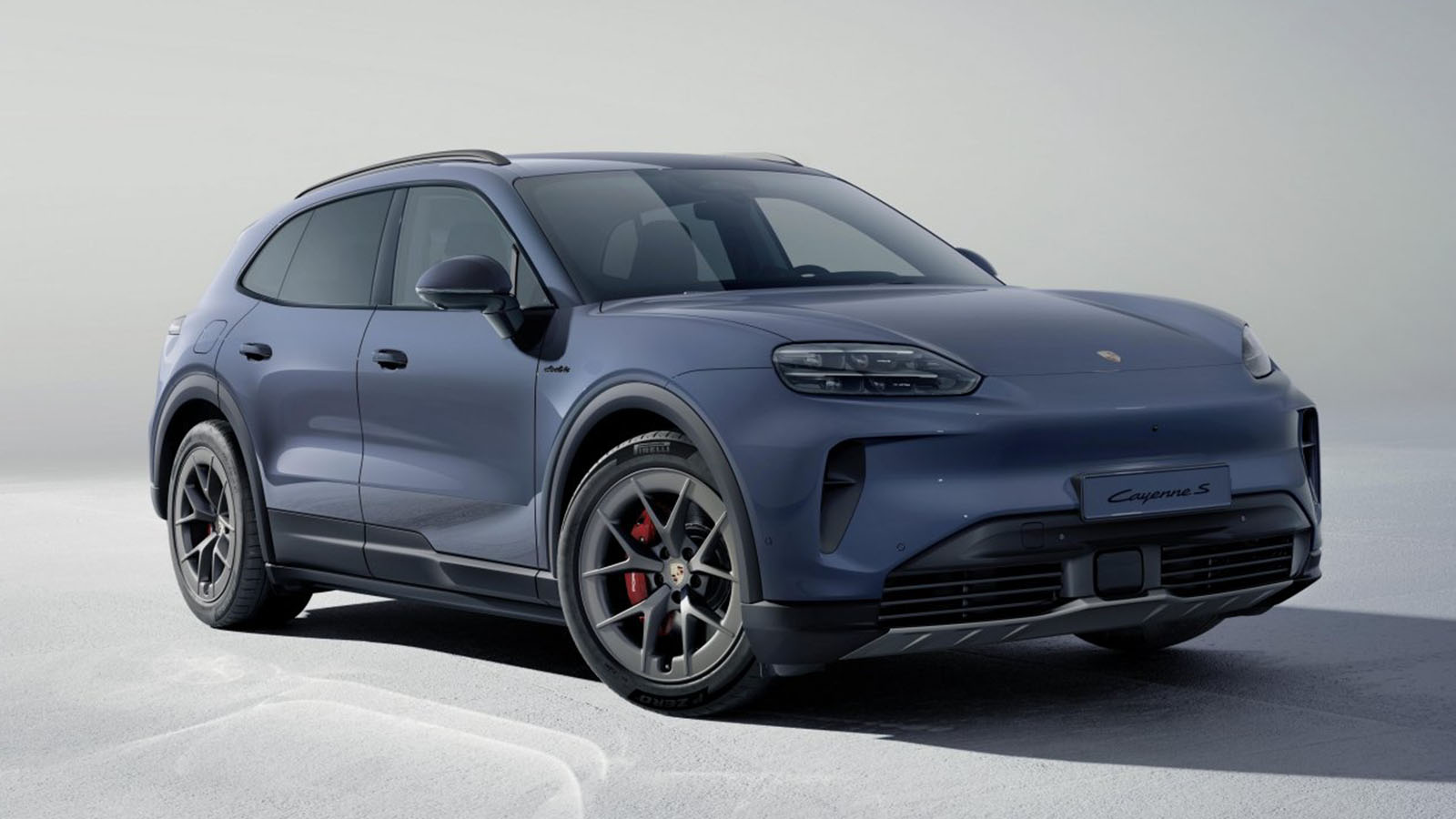 Todavía no hay precios.  /></p><p>La llegada del Cayenne S Electric completa un trío versátil: el modelo base para eficiencia diaria, el S para un equilibrio dinámico y el Turbo para potencia extrema. Este posicionamiento responde a la estrategia de Porsche de ofrecer <strong>alternativas adaptadas a distintos perfiles de cliente</strong>, en un contexto donde los SUV eléctricos premium ganan terreno en Europa.</p>
<p>Ya está disponible para pedidos, con entregas progresivas a partir de ahora. Aunque los <strong>precios exactos para España no se han detallado aún</strong>, se espera que ronde cifras superiores a los 150.000 euros, considerando la gama anterior y el equipamiento base.</p></div></body></html>