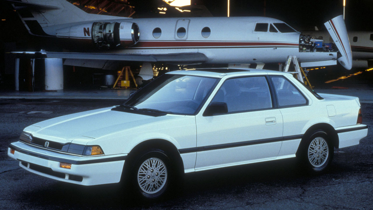 Honda Prelude de 1991. - Honda /></p><p><strong>El Honda Prelude debutó en 1978</strong> como un coupé deportivo 2+2 basado en la plataforma del Accord, con motores 1.6 de 80 CV que lo posicionaron como accesible y fiable. Evolucionó en cinco generaciones hasta el 2001, todas ellas con importantes innovaciones que hacían honor a su nombre de precursor: la segunda (de 1983) introdujo los faros escamoteables y el eje trasero direccional mecánico; la tercera (de 1987) afinó dicho sistema pasando  a ser electrónico al tiempo que introdujo la distribución variable; la cuarta (de 1992) se vendía con caja manual o automática y la quinta (de 1996) además de volver a un diseño más cuadrado, superó los 200 CV.</p>
<blockquote><p>Relacionado:</p><p><a href=