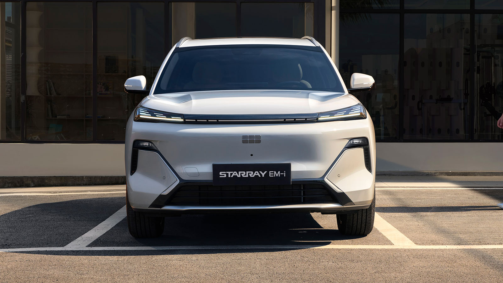 Geely Starray EM-i - Geely /></p><p>El contexto es prometedor, ya que España muestra receptividad hacia marcas innovadoras y vehículos electrificados. <strong>Geely ve en nuestro país un aliado para crecer</strong>, con planes de red nacional progresiva a través de socios locales experimentados. Li Lei, director general de Geely Auto Spain, destaca que "el público español acogerá bien nuestra propuesta de valor, con productos avanzados y un servicio diferencial". Para 2026, la meta global es vender 3,45 millones de unidades, con dos tercios electrificados y una decena de nuevos modelos.</p>
<p><img src=
