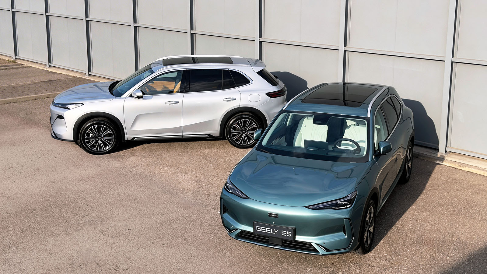 Estas son las dos alternativas con las que llega.  - Geely