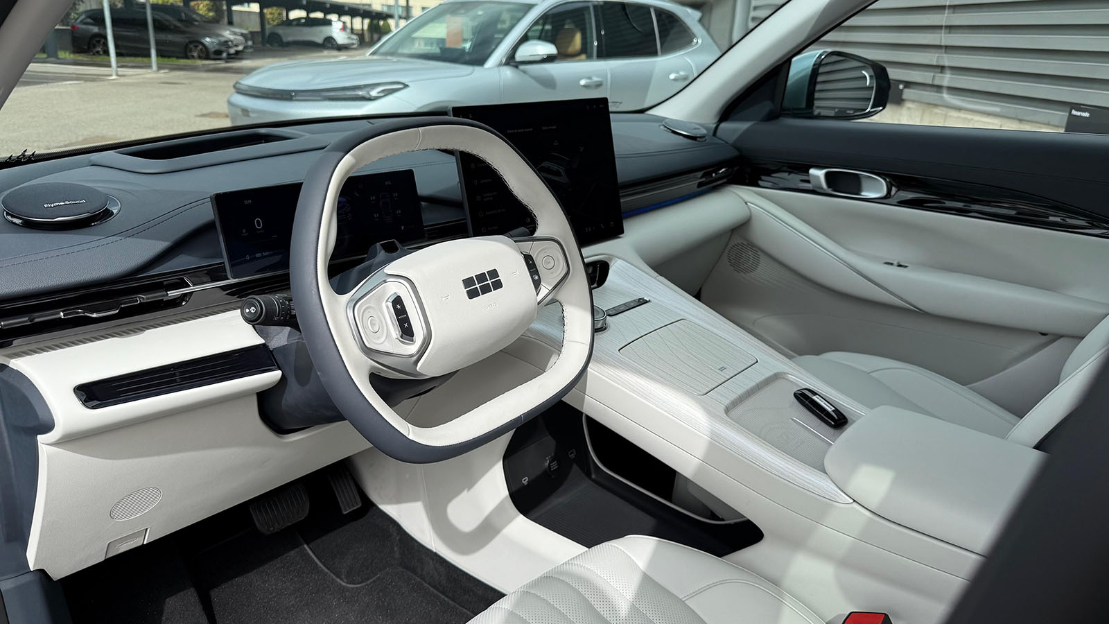 Su interior desprende calidad.  - K.S. /></p><p>El equipamiento de serie es exhaustivo: hasta 17 ADAS (asistentes a la conducción), <strong>pantalla de 15,4 pulgadas</strong>, climatizador con bomba de calor, asientos delanteros calefactados/ventilados y carga V2L. Las versiones superiores añaden techo panorámico, HUD, asientos con masaje y audio premium FLYME SOUND. En China, lideró su segmento con más de 230.000 unidades acumuladas.</p>
<h3>Starray EM-i: el híbrido enchufable versátil</h3>
<p><img src=