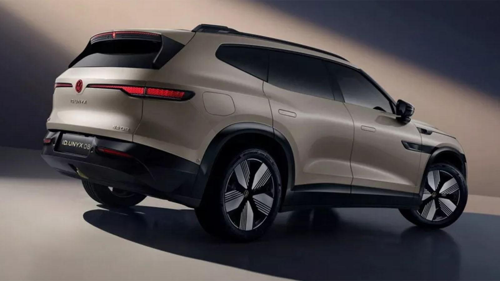  /></p><p>Si nos centramos en el acuerdo de colaboración entre ambas compañías, mientras que <strong>XPeng aporta su experiencia en software y arquitecturas electrónicas</strong>, como la nueva CEA (Arquitectura Electrónica China), que debutará en este modelo y se extenderá a otros, Volkswagen Anhui actúa como socio clave, liderando el diseño, la validación y los <strong>ajustes para mantener los estándares europeos.</strong></p>
<blockquote><p>Relacionado:</p><p><a href=