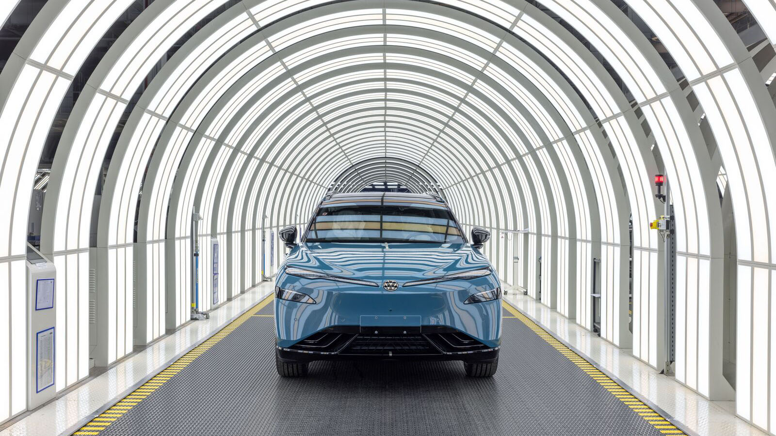  /></p><p>El ID.UNYX 08 <strong>mide 5 metros de longitud, 1,95 de ancho y 1,67 de alto</strong>, y presenta una generosa distancia entre ejes de 3,03 metros, lo que promete un habitáculo espacioso. Equipado con <strong>arquitectura de 800 voltios</strong>, permite cargas ultrarrápidas que minimizan las paradas. Incluye sistemas ADAS de nivel 2 para asistencia avanzada al conductor y actualizaciones OTA que evolucionan el coche con el tiempo.</p>
<p>Aunque los detalles concretos como la autonomía y la capacidad de las baterías se confirmarán a medida que se aproxime el lanzamiento comercial, los diferentes mentideros hablan de una gama compuesta por versiones de <strong>gran potencia, con hasta 490 CV</strong> en sus versiones más altas y autonomías cercanas a los 730 km en ciclo chino, eso sí.</p>
<blockquote><p>Relacionado:</p><p><a href=