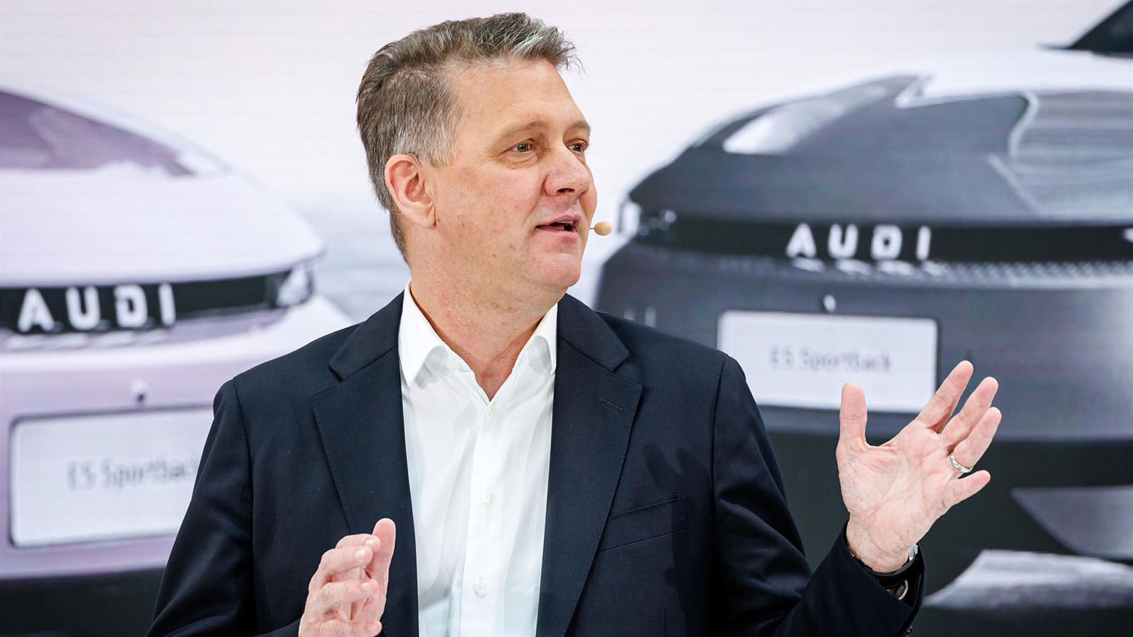 Döllner (Audi) llama a Europa a fortalecer la automoción y abre la puerta a un A1 eléctrico en Martorell - Daniel Karmann/dpa /></p><p>Lo que sí es seguro es que el A2 e-tron se fabricará en Ingolstadt (Alemania), lo que subraya el compromiso de la compañía con la transformación de sus plantas y acerca la posibilidad de que este modelo se sostenga sobre la MEB del Q4. “El <strong>A2 e-tron es crucial para nuestra marca</strong> y también para nuestra sede alemana. Con la producción de una familia adicional de modelos totalmente eléctricos en Ingolstadt estamos asegurando puestos de trabajo y ofreciendo movilidad eléctrica ‘Made in Germany’”, explica Gernot Döllner.</p>
<blockquote><p>Relacionado:</p><p><a href=