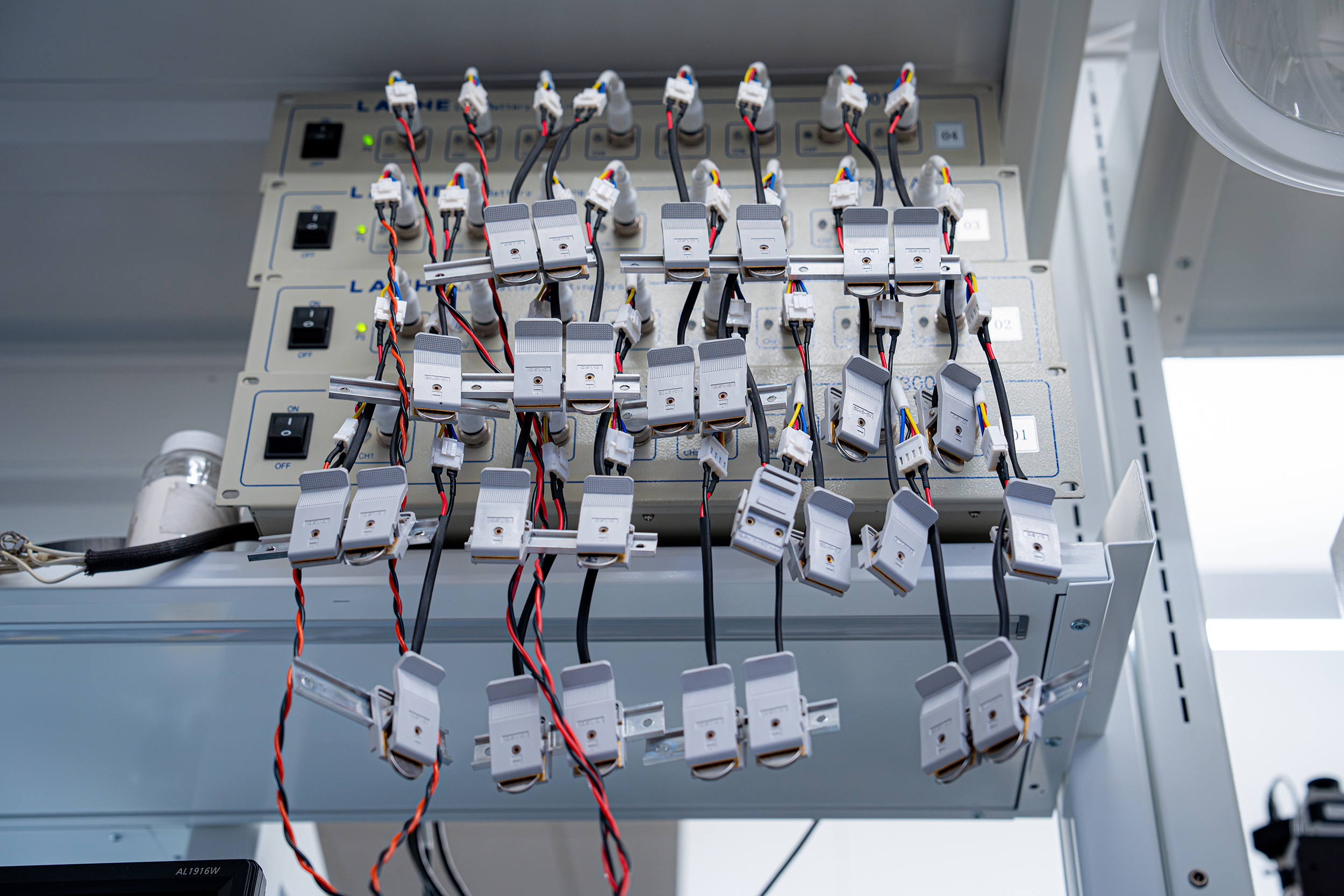  /></p><p>Para este nuevo estudio, investigadores de la Universidad Rice y colaboradores del Instituto Tecnológico de Georgia, la Universidad de Houston y la Universidad Tecnológica de Nanyang en Singapur recolectaron dendritas de baterías en funcionamiento para probar su resistencia mecánica.</p>
<p>"Para posibilitar el estudio cuantitativo de las dendritas de litio, desarrollamos plataformas personalizadas de preparación de muestras y caracterización mecánica para este tipo de trabajo tan delicado", afirma Boyu Zhang, exalumno de doctorado de Rice y coautor principal del estudio.</p>
<p>Jun Lou, profesor Karl F. Hasselmann de Ciencia de Materiales y Nanoingeniería de la Universidad Rice y coautor correspondiente, dirigió un equipo en el laboratorio de Nanomateriales, Nanomecánica y Nanodispositivos para investigar directamente el comportamiento mecánico de las dendritas durante su formación en baterías reales. Ai y Zhang, ambos exmiembros del laboratorio de Lou, realizaron los experimentos, sumamente delicados, con el apoyo de Hua Guo y Wenhua Guo, coautores correspondientes del estudio y pertenecientes a la Autoridad de Equipos Compartidos de la Universidad Rice.</p>
<p>Para realizar los experimentos, construyeron plataformas herméticas para preparar y estudiar las muestras, ya que el litio es altamente reactivo y sufre cambios químicos y estructurales incluso al exponerse a pequeñas cantidades de aire. Posteriormente, la microscopía electrónica de alta resolución reveló cómo se deforman las dendritas individuales en respuesta a tensiones controladas.</p>
<h3><strong>Como espaguetis secos</strong></h3>
<p>El litio en estado sólido es flexible y maleable; por lo tanto, se esperaba que las dendritas de litio fueran igualmente flexibles. Sin embargo, los experimentos demostraron lo contrario. El equipo de la Universidad de Houston, liderado por el coautor Yan Yao, profesor del Departamento de Ingeniería Eléctrica e Informática, observó la rotura de dendritas en tiempo real durante el funcionamiento de la batería, lo que aporta evidencia de la fragilidad de las dendritas tanto en sistemas de electrolitos líquidos como sólidos.</p>
<p>"Durante mucho tiempo se ha supuesto que las dendritas de litio son blandas y dúctiles, como la plastilina", dice Liu. "Pero nuestras observaciones sugieren que, en realidad, pueden ser fuertes y quebradizas, rompiéndose más bien como espaguetis secos".</p>
<p>Posteriormente, equipos del NJIT y del Georgia Tech aportaron modelos y análisis teóricos de los datos obtenidos a partir de las observaciones.</p>
<p>"Realizamos simulaciones de escala variable para explicar por qué las dendritas de litio se comportan de manera diferente a como se pensaba anteriormente", explica Liu.</p>
<p>Descubrieron que, a medida que se forman dendritas en una celda de batería, una fina capa de interfase de electrolito sólido (SEI) las recubre. Este recubrimiento de SEI hace que las dendritas sean rígidas y con forma de aguja, capaces de perforar los separadores y electrolitos de las celdas de batería y propensas a romperse bajo tensión, acumulándose en la celda como fragmentos de litio inactivo y contribuyendo a la falla de la batería.</p>
<p>«Comprender la física subyacente proporciona nuevas perspectivas sobre cómo reducir la propensión de las dendritas a la fractura frágil, por ejemplo, mediante el uso de ánodos de aleación de litio», explica Liu. Para los investigadores que estudian la mecánica computacional, mecanismos como los observados en el estudio —cómo se deforman las estructuras y qué provoca su rotura y fallo— son como notas musicales que pueden incorporarse a una «sinfonía» de materiales de alto rendimiento y sistemas de almacenamiento de energía de alta capacidad.</p>
<p>"El mecanismo de fortalecimiento que hemos identificado en las dendritas de litio añade una nueva dimensión a esta composición", afirma Liu.</p></div></body></html>