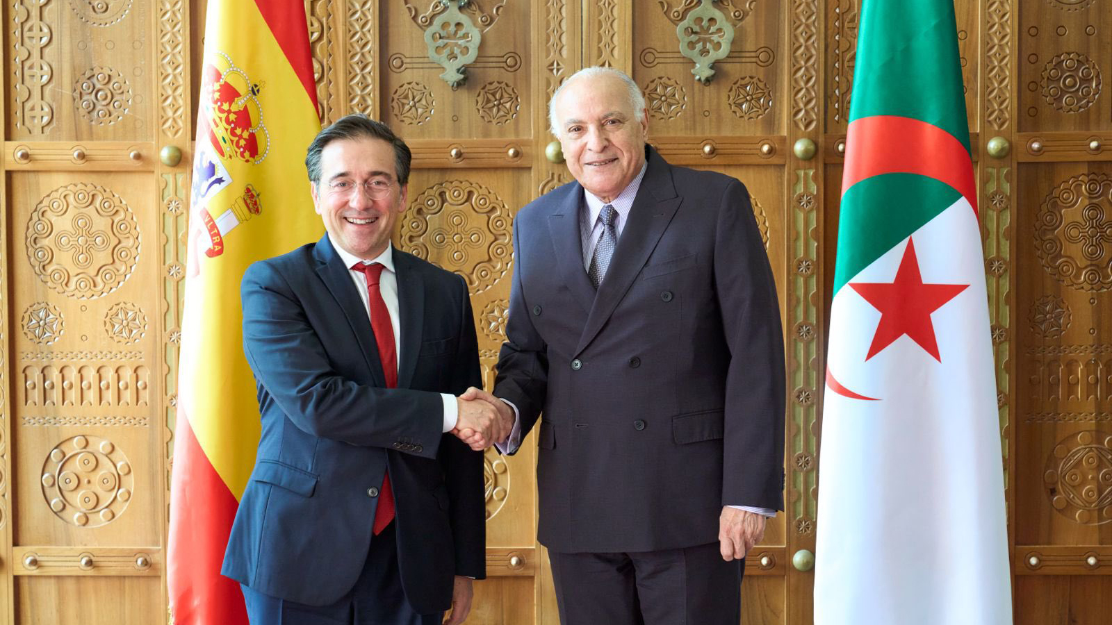 El ministro de Exteriores de España, José Manuel Albares,, con su homólogo de Argelia, Ahmed Ataf.  - @jmalbares