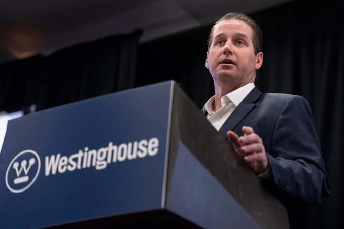 Dan Sumner, director ejecutivo interino de Westinghouse durante su intervención en el Congreso. - Westinghouse Electric Company /></p><p>“Westinghouse y nuestra experimentada cadena de suministro están preparados para iniciar la construcción nuclear a gran escala en Estados Unidos, lo que respaldará decenas de miles de empleos estadounidenses y contribuirá con más de 92 mil millones de dólares al PIB. Agradecemos el continuo apoyo del Congreso a las políticas clave que respaldarán y posibilitarán la construcción nuclear en Estados Unidos”, añadió.</p>
<h3>Impulsar la competitividad</h3>
<p>Los proveedores de Westinghouse explicaron cómo el despliegue de una flota de centrales AP1000 impulsará la competitividad de las industrias con mayor consumo energético del país, como la inteligencia artificial y la manufactura avanzada. La unidad AP1000, de eficacia probada, es la forma más rápida de incorporar generación nuclear avanzada a la red para satisfacer la creciente demanda de hogares y empresas estadounidenses. La cadena de suministro, la industria de la construcción y los sindicatos de Estados Unidos están listos para implementar la nueva energía nuclear de inmediato.</p>
<p>El avanzado reactor AP1000 es el único reactor de Generación III+ en funcionamiento con sistemas de seguridad totalmente pasivos, diseño de construcción modular y la menor huella por MWe del mercado. Actualmente, seis reactores AP1000 están estableciendo récords mundiales de rendimiento operativo y disponibilidad, con 14 reactores adicionales en construcción y cinco más bajo contrato. La tecnología AP1000 ha sido seleccionada para programas de energía nuclear en Polonia, Ucrania y Bulgaria, y también se está considerando para otros emplazamientos en Europa, Oriente Medio y Norteamérica.</p></div></body></html>