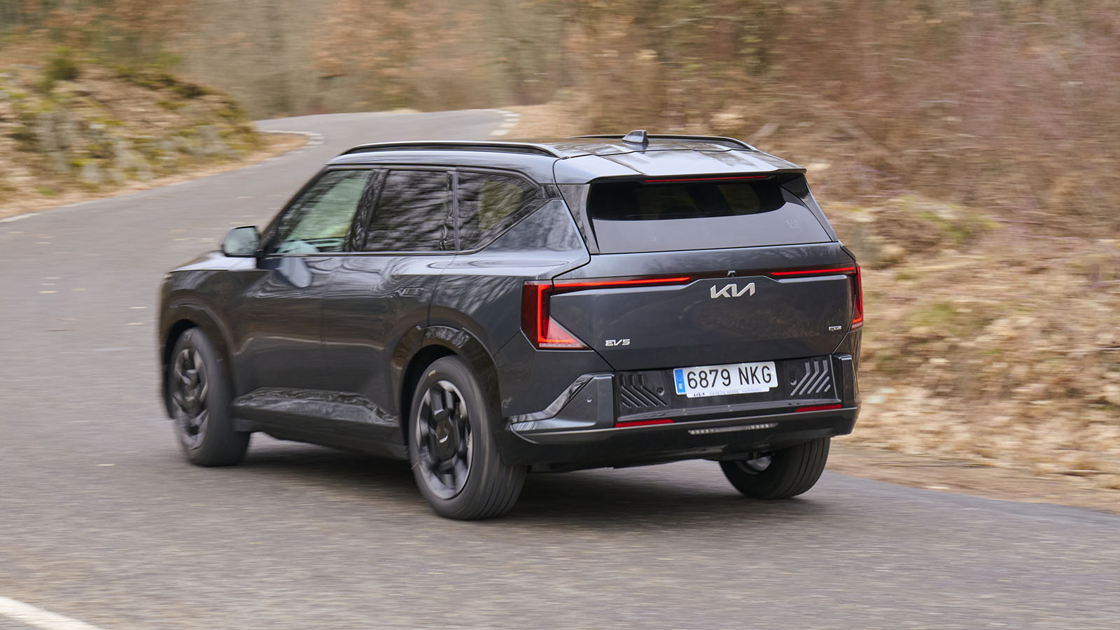 Su rodar es completamente equilibrado.  - KIA /></p><p>Lo primero que transmite el KIA EV5 al volante es coherencia. No busca aparentar una deportividad que no le corresponde <strong>ni disfrazarse de SUV eléctrico de aspiraciones prestacionales</strong>. Su enfoque es otro: ofrecer una conducción limpia, cómoda y muy fácil de interpretar desde los primeros metros. Y eso, en un coche llamado a ser familiar y principal en muchas casas, tiene mucho más valor del que a veces se reconoce.</p>
<blockquote><p>Relacionado:</p><p><a href=
