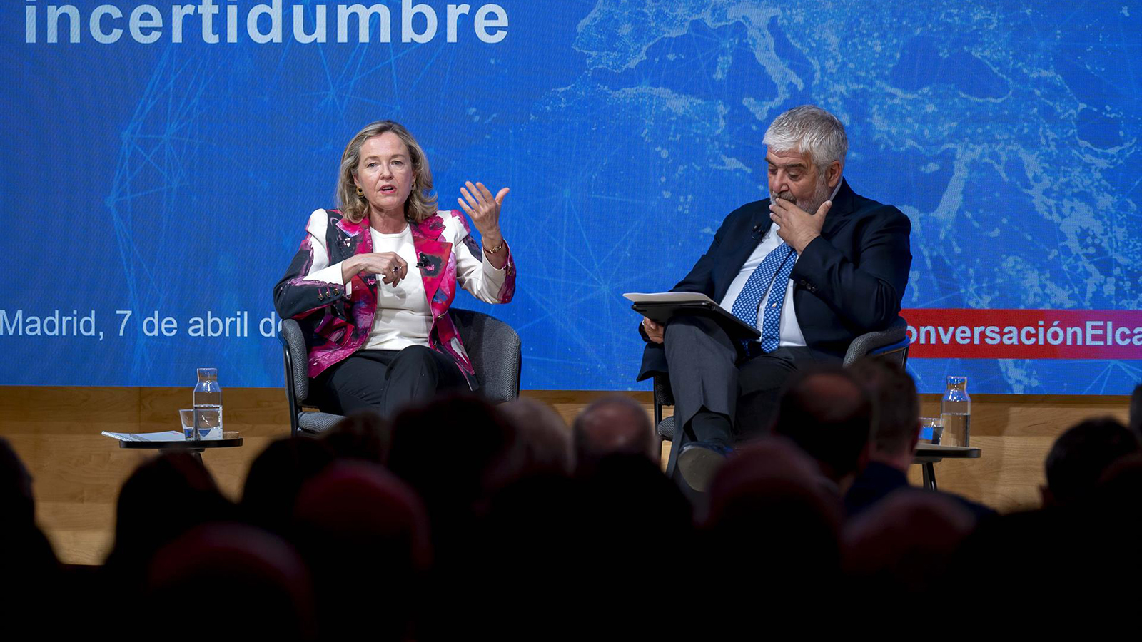 La presidenta del Banco Europeo de Inversiones (BEI), Nadia Calviño, y el presidente del Real Instituto Elcano, José Juan Ruiz, durante el encuentro ‘Geoeconomía en tiempos de incertidumbre’, a 7 de abril de 2026, en Madrid (España).  - Alberto Ortega - Europa Press