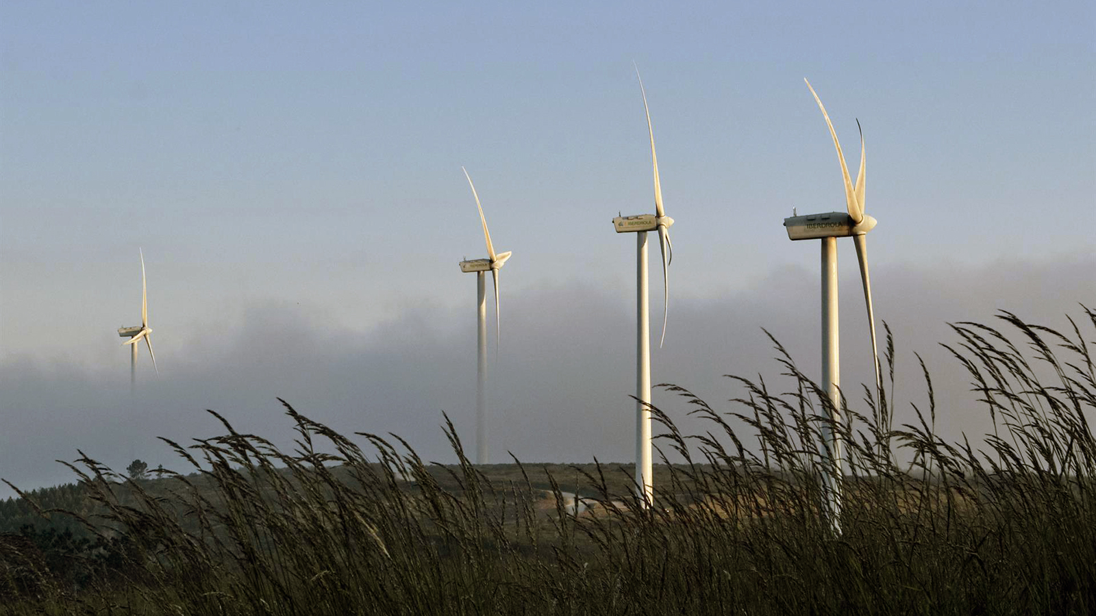 Aerogeneradores en el parque eólico de Sil y Meda, a 31 de mayo de 2023, en Esgos, Ourense, Galicia (España).  - Agostime - Europa Press