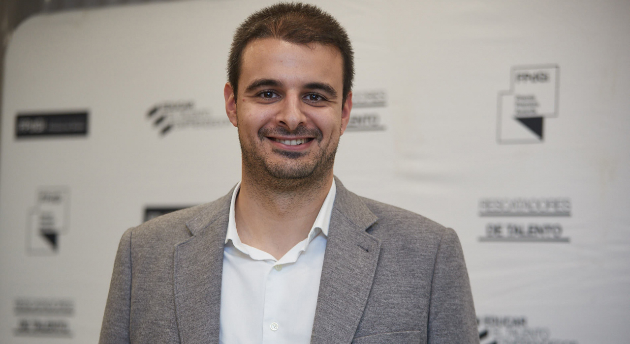 José Miguel Bermúdez, CEO de bound4blue /></p><p>Nacida en 2014 en la localidad cántabra de Santa Cruz de Bezana, la compañía personifica el éxito de la ingeniería regional aplicada a un nicho de alta complejidad técnica. Con su sede central en Cantabria y oficinas en Barcelona, bound4blue coordina hoy a un equipo de casi 90 profesionales distribuidos estratégicamente entre España, Reino Unido, Alemania, Singapur y China. Esta capilaridad geográfica responde a una cartera de clientes global, con proyectos que se extienden por siete países, desde Dinamarca hasta Singapur, y que consolidan un ecosistema de innovación constante que Bermúdez define como una 'carrera de fondo' basada en el perfeccionamiento tecnológico de la propulsión asistida por viento.</p>
<h3>El eje industrial entre Santander y el Yangtze</h3>
<p>La estrategia de la compañía para satisfacer una demanda exponencial se apoya hoy en una red de fabricación global diseñada para garantizar la resiliencia de la cadena de suministro. Desde principios de este año, bound4blue ha puesto en marcha nuevas capacidades de producción en China, situadas estratégicamente cerca de los grandes astilleros de Shanghái y el delta del río Yangtze. El objetivo es alcanzar una producción de hasta cien unidades anuales de su tecnología eSAIL® a partir de este año, permitiendo el escalado necesario para atender tanto a buques de nueva construcción como a renovaciones en los mercados asiáticos.</p>
<p><iframe src=